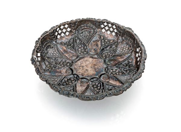 Ciotolina in lamina d'argento sbalzato