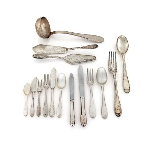 Parte di servizio di posate con iniziali I.P. incise