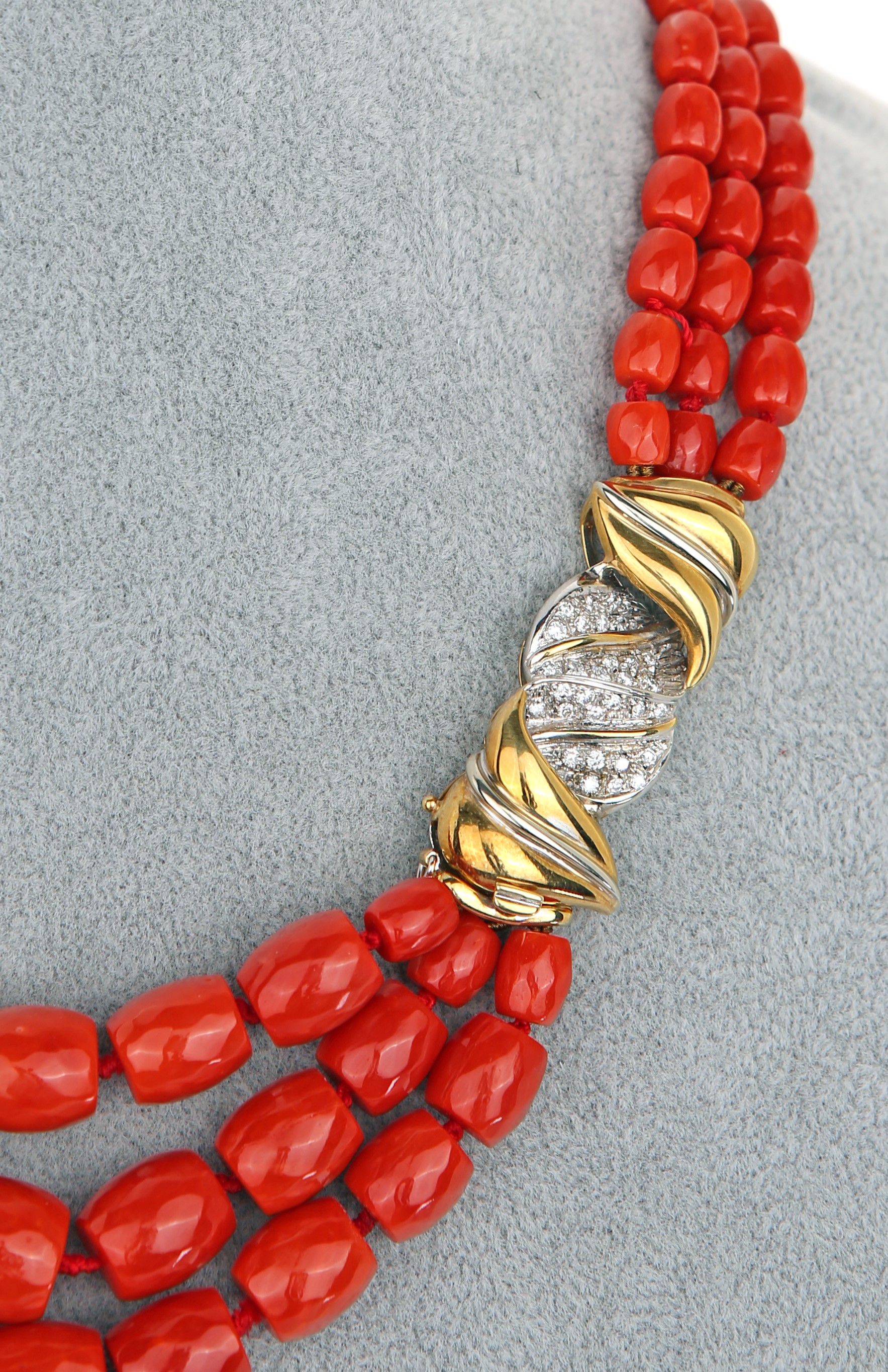 Collana in Corallo Rosso, Oro e Brillanti