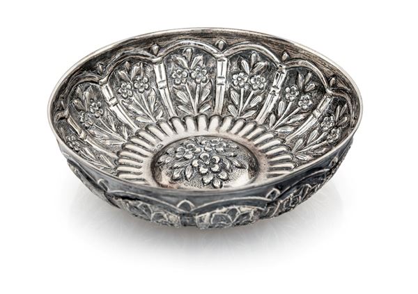 Coppetta sbalzata in argento 900/000