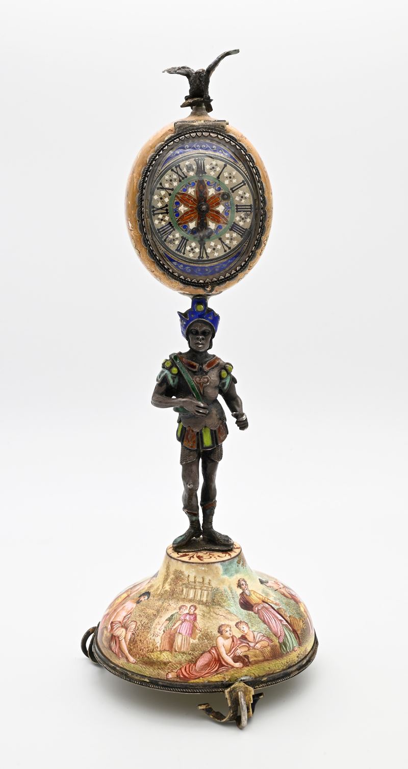 Orologio viennese da tavolo in argento smaltato con scene mitologiche. Meccanica francese con sca...