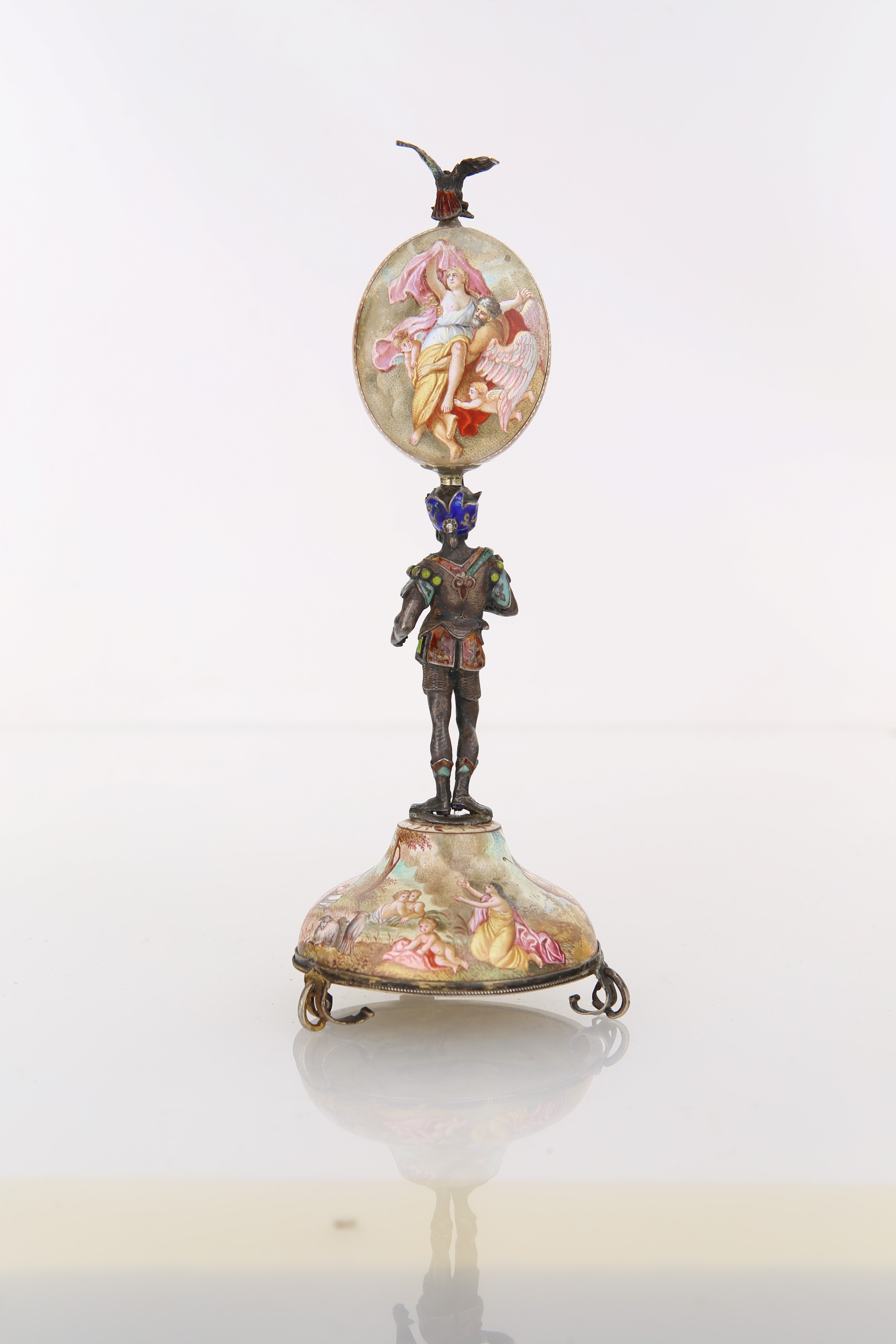 Orologio viennese da tavolo in argento smaltato con scene mitologiche. Meccanica francese con sca...