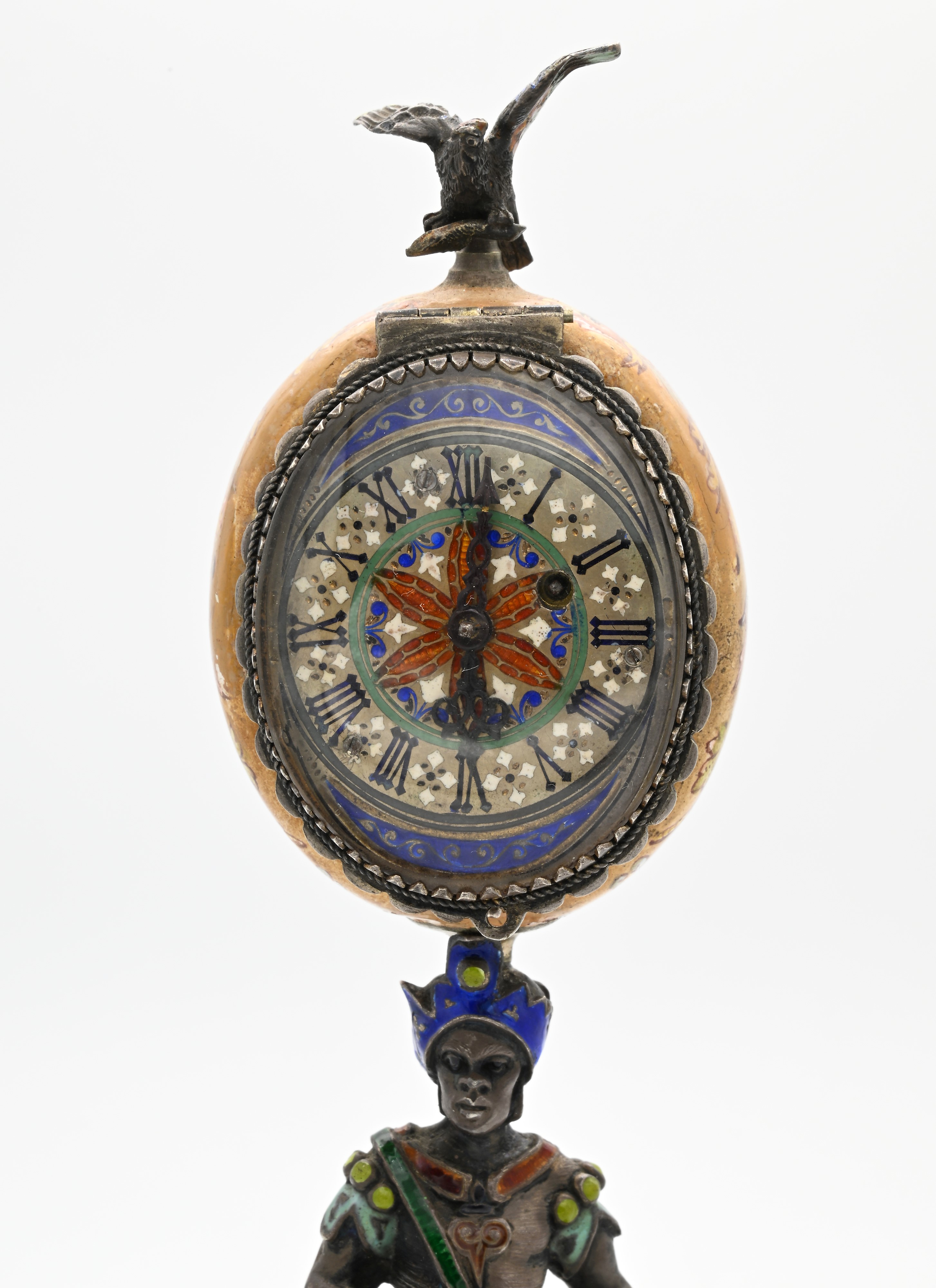 Orologio viennese da tavolo in argento smaltato con scene mitologiche. Meccanica francese con sca...