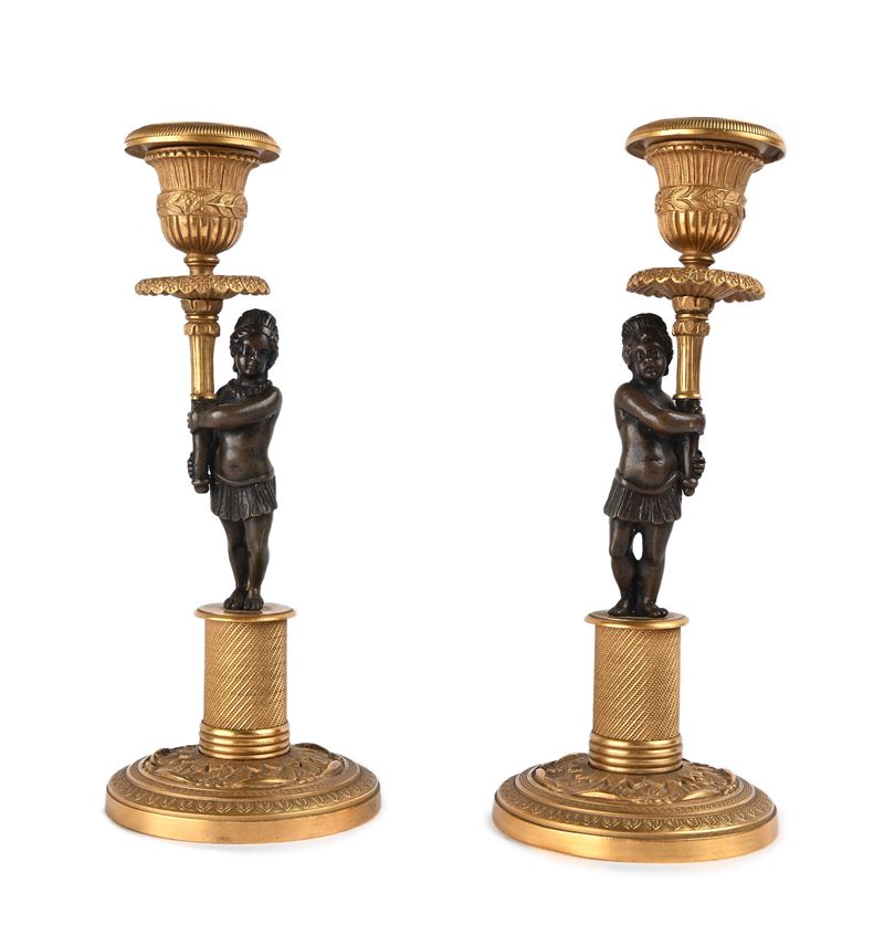 Coppia di Piccoli Candelieri in Bronzo Brunito e Dorato, XIX Secolo