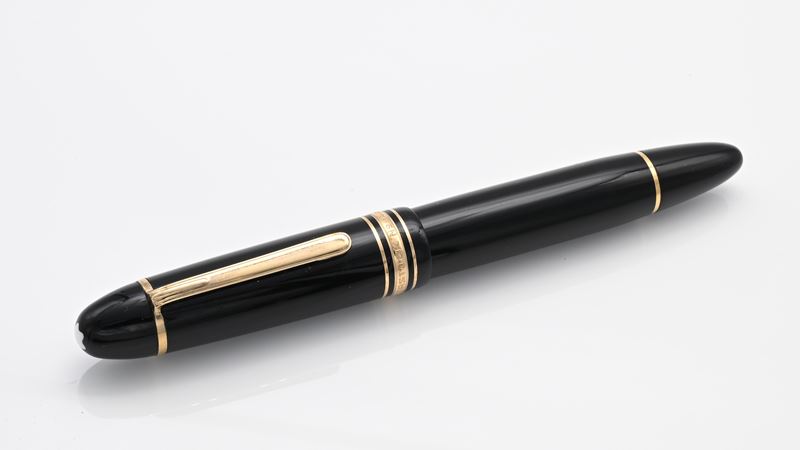 Montblanc Meisterstuck 149 - Penna Stilografica in Resina Nera con Particolari Dorati