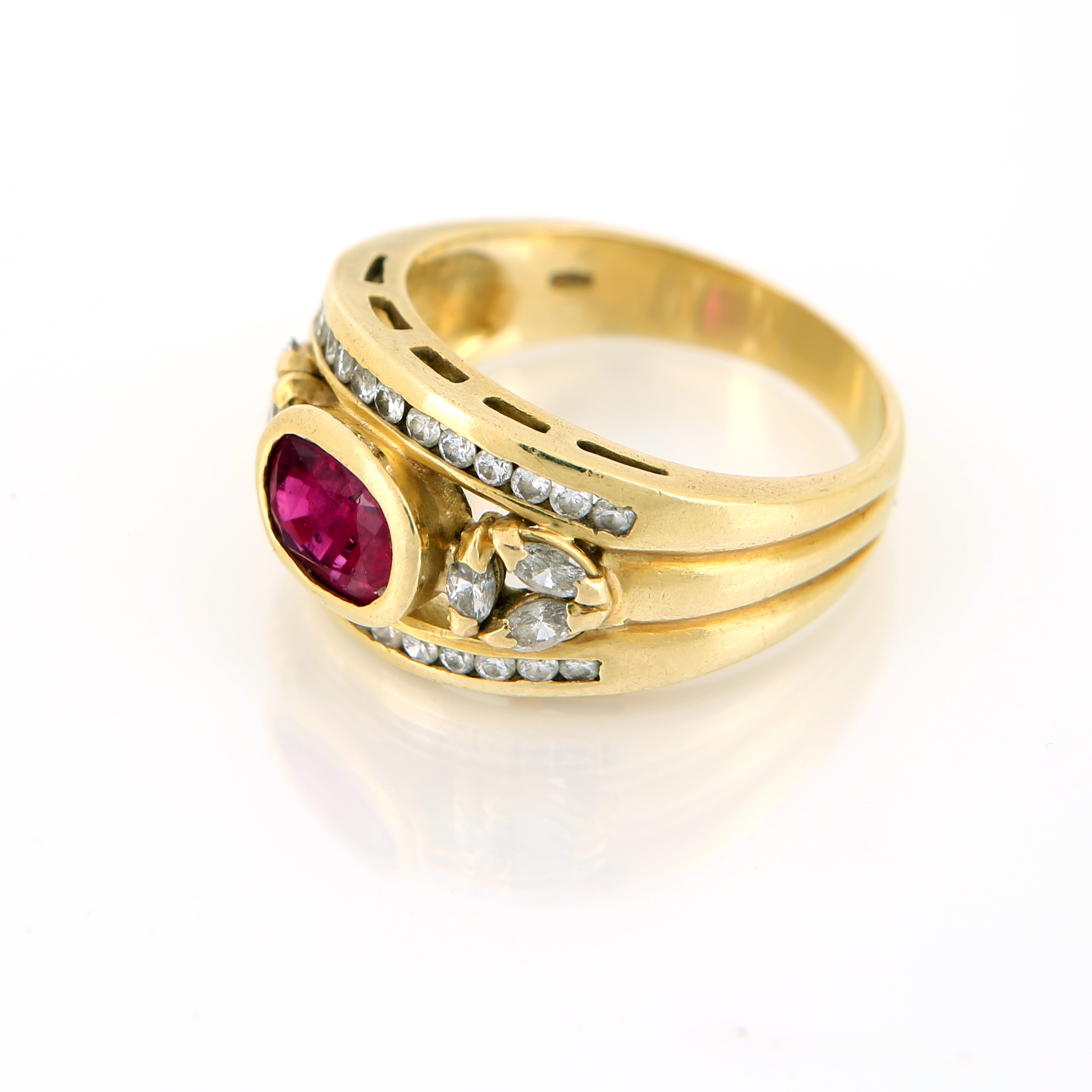 Anello a Fascia in Oro, Rubino e Brillanti