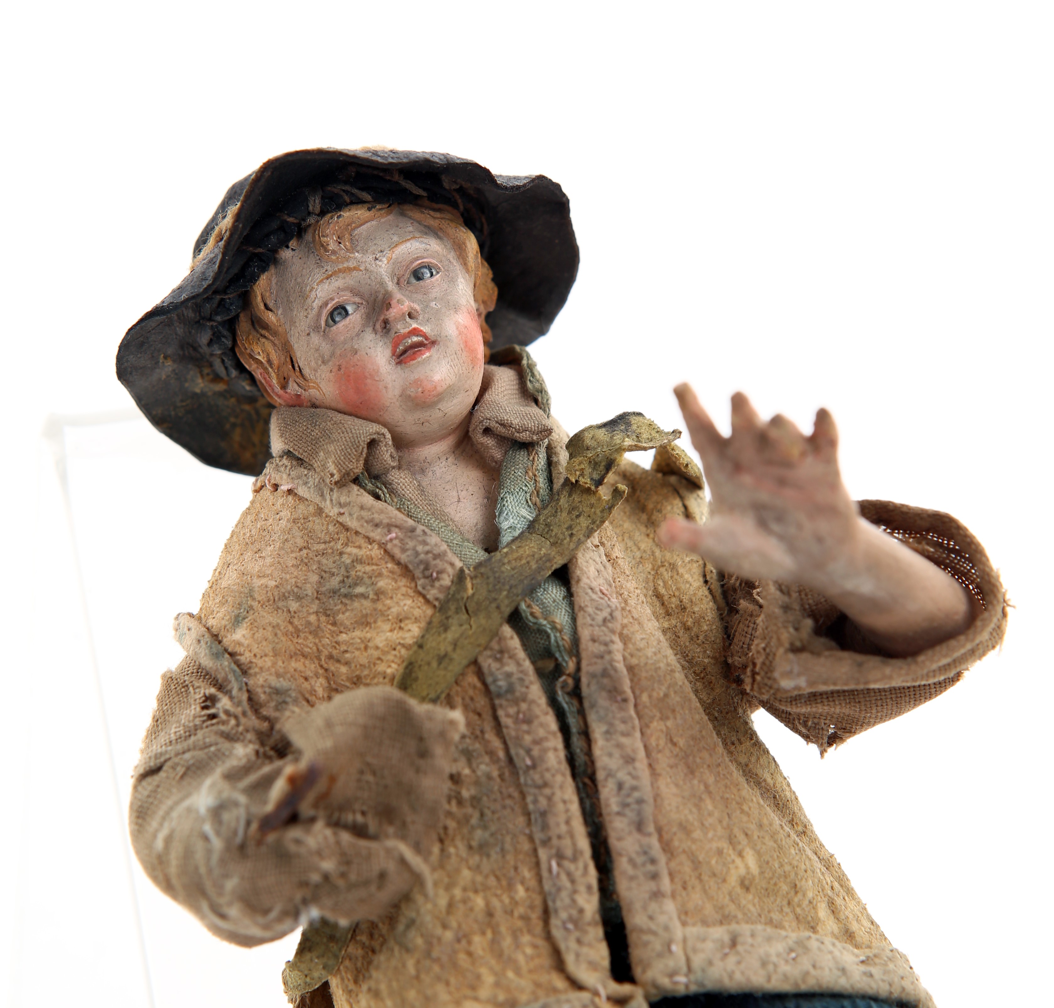 Giovane rustico con cappello e bisaccia