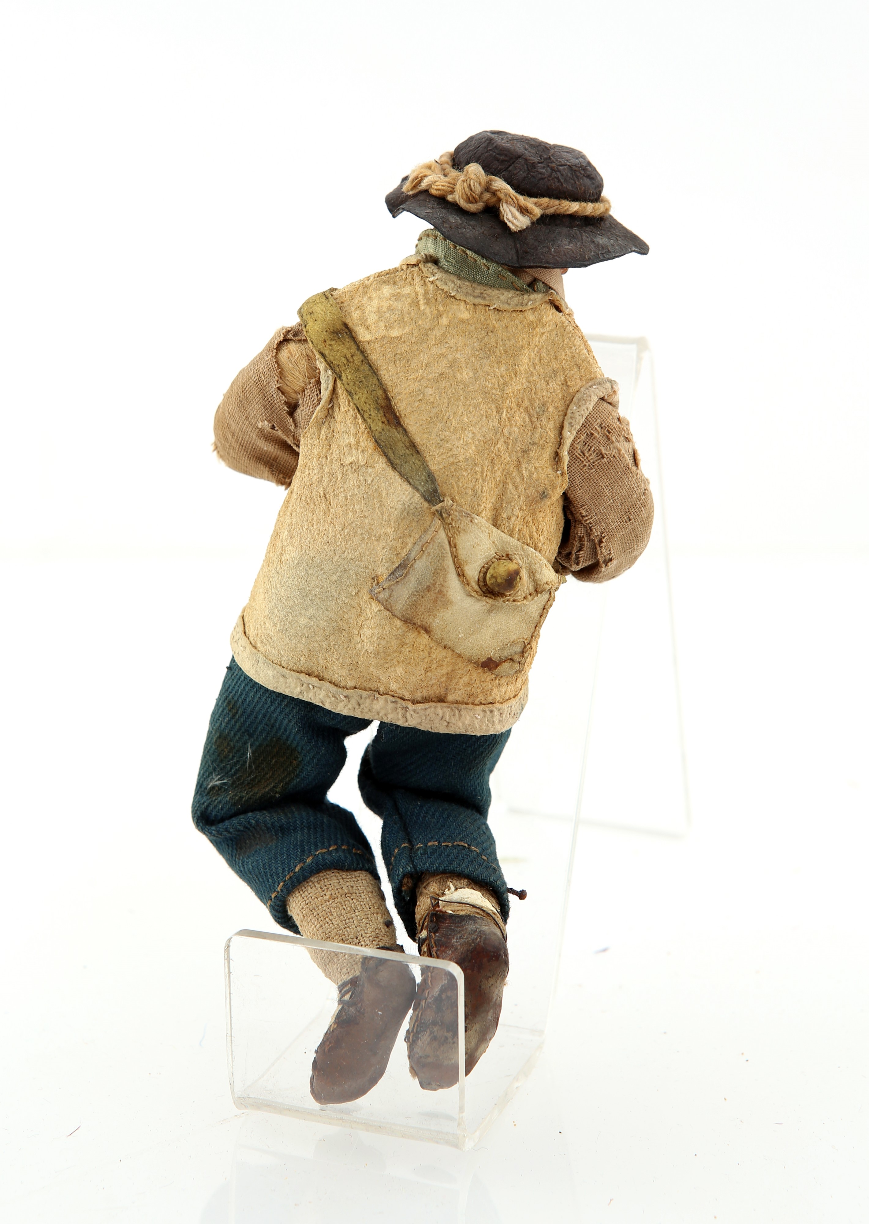 Giovane rustico con cappello e bisaccia