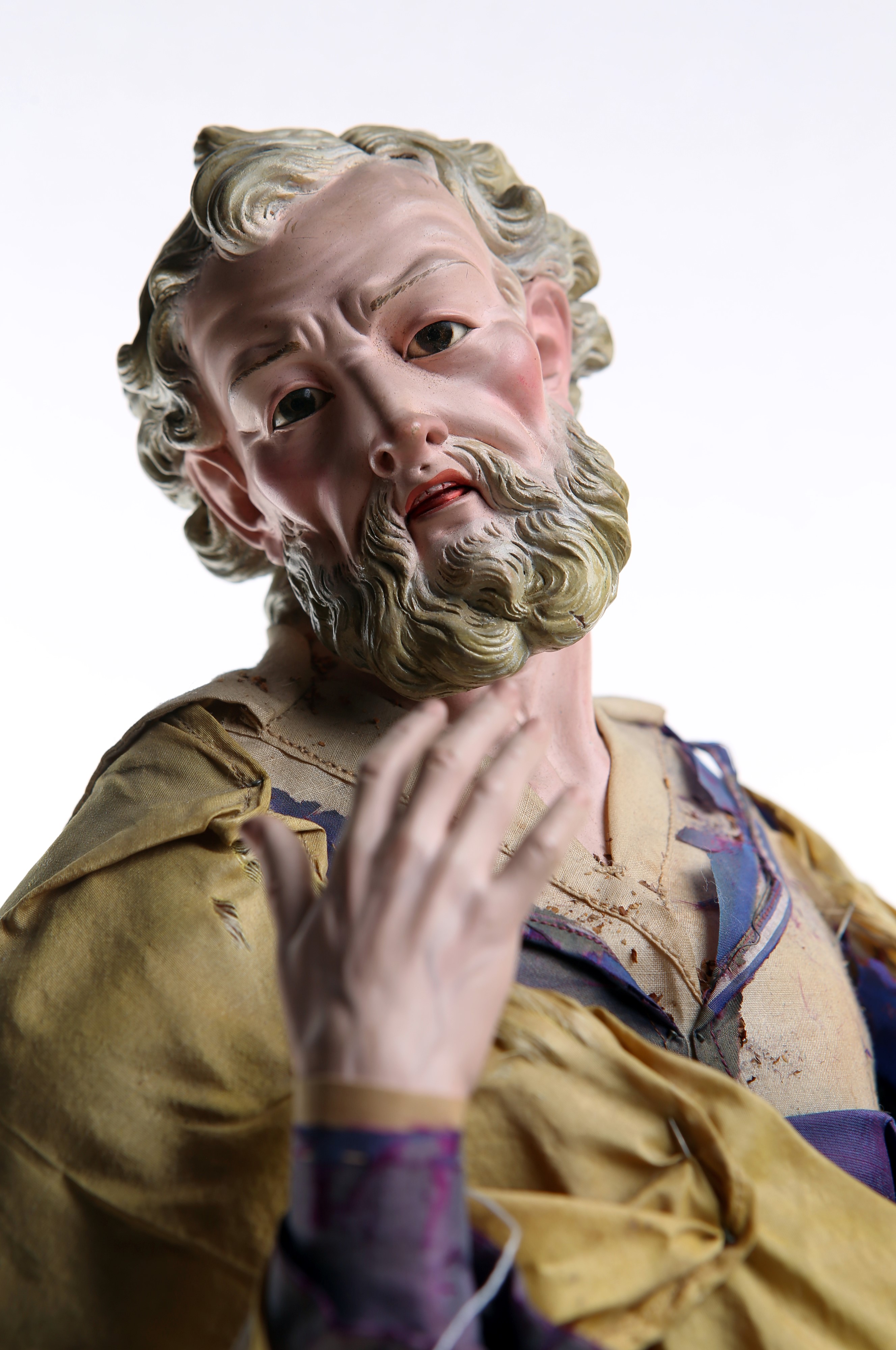 Grande figura di San Giuseppe con camicia viola e tunica gialla