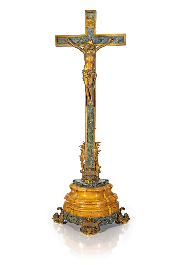 Grande crocifisso da altare in bronzo su base in marmo giallo e verde, Roma, fine XVII/inizi XVIII secolo