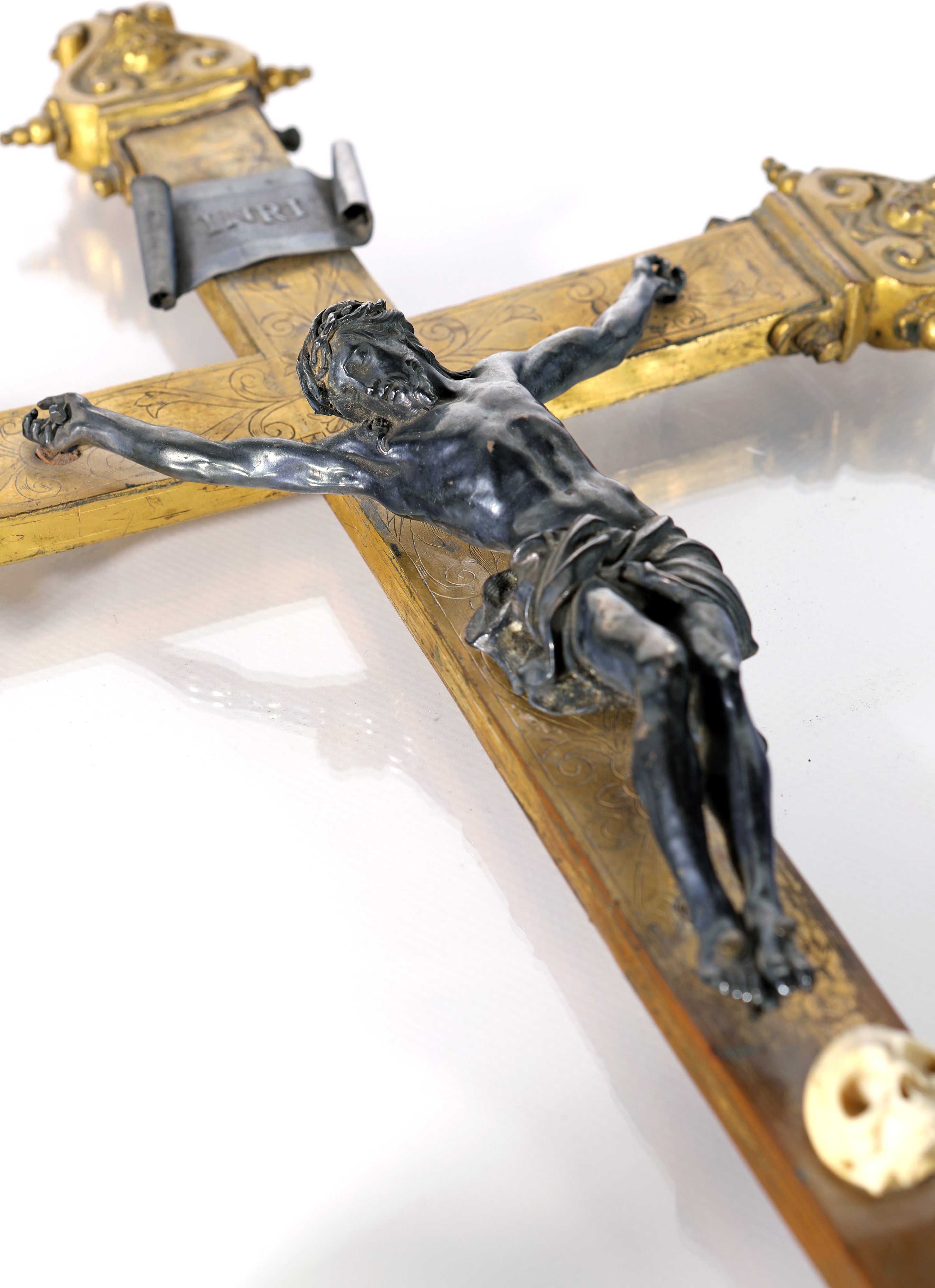 Croce Astile in Argento Dorato con Figura in Argento Brunito, Arte Barocca Romana, Inizi del XVII...