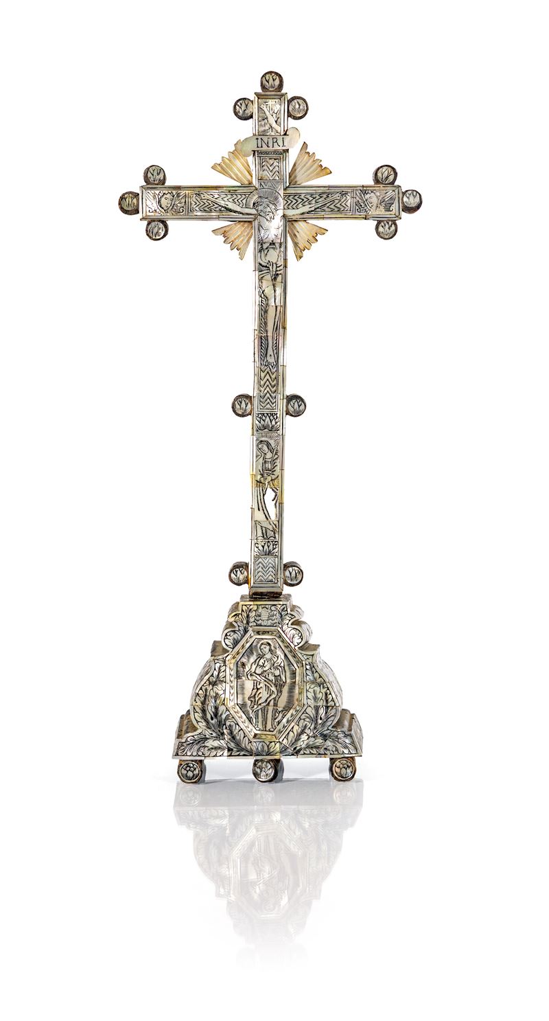 Crocifisso da tavolo in legno e madreperla incisa, artigianato betlemita, XIX secolo