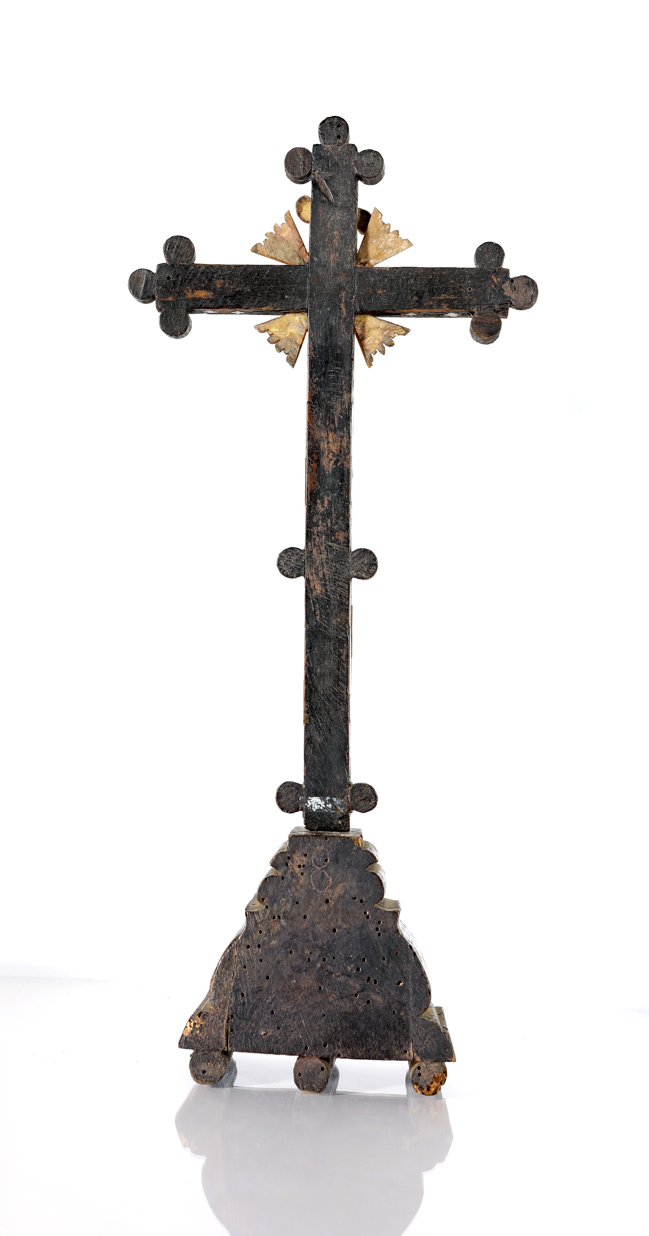 Crocifisso da tavolo in legno e madreperla incisa, artigianato betlemita, XIX secolo