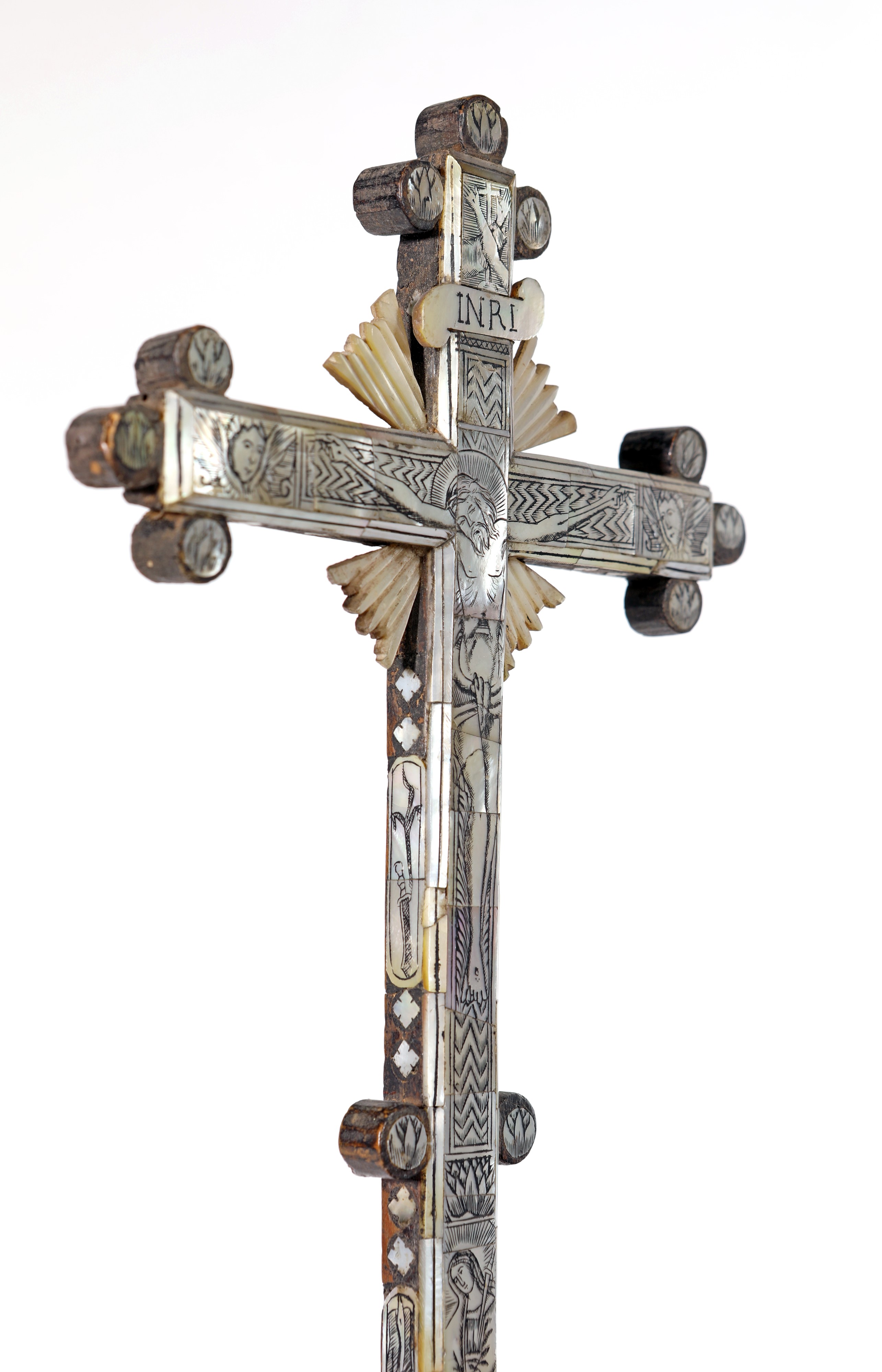 Crocifisso da tavolo in legno e madreperla incisa, artigianato betlemita, XIX secolo