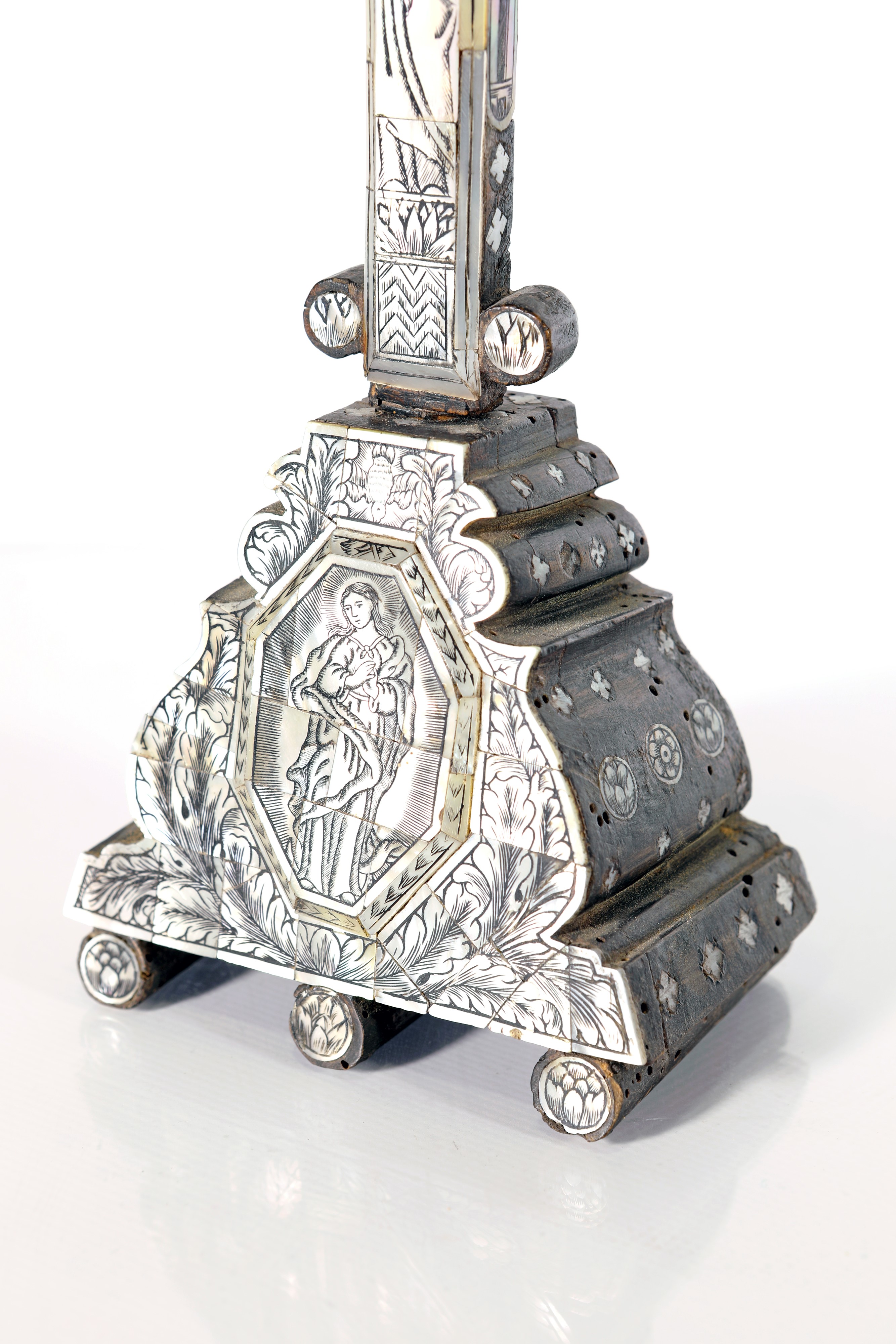 Crocifisso da tavolo in legno e madreperla incisa, artigianato betlemita, XIX secolo