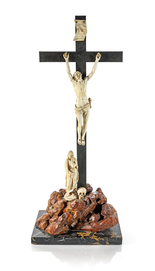 Crocifissione in marmo con figure in avorio, XVII secolo