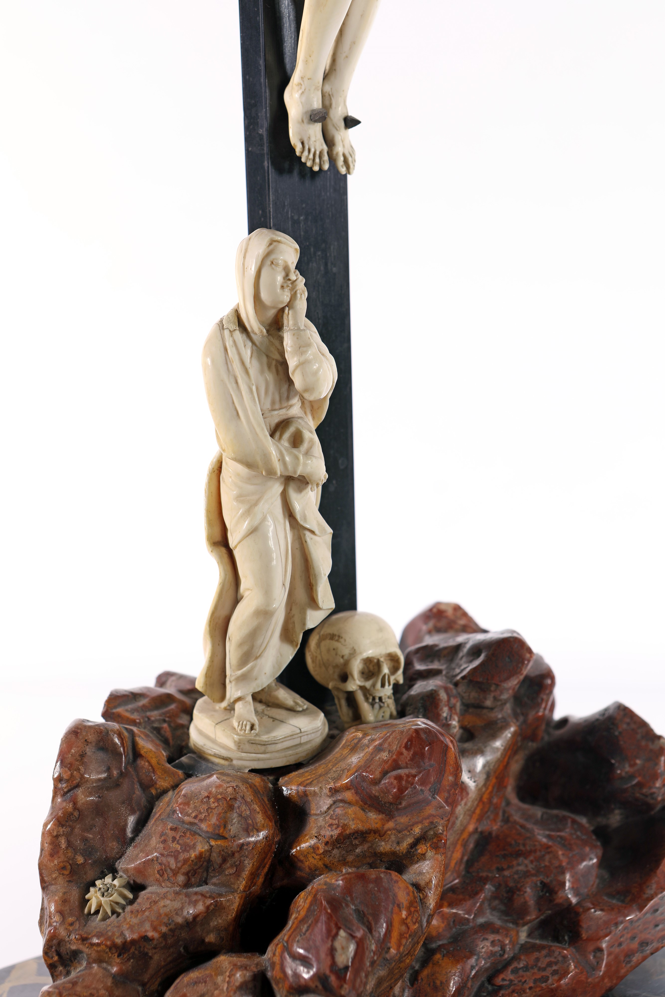 Crocifissione in Marmo con Figure in Avorio, XVII Secolo
