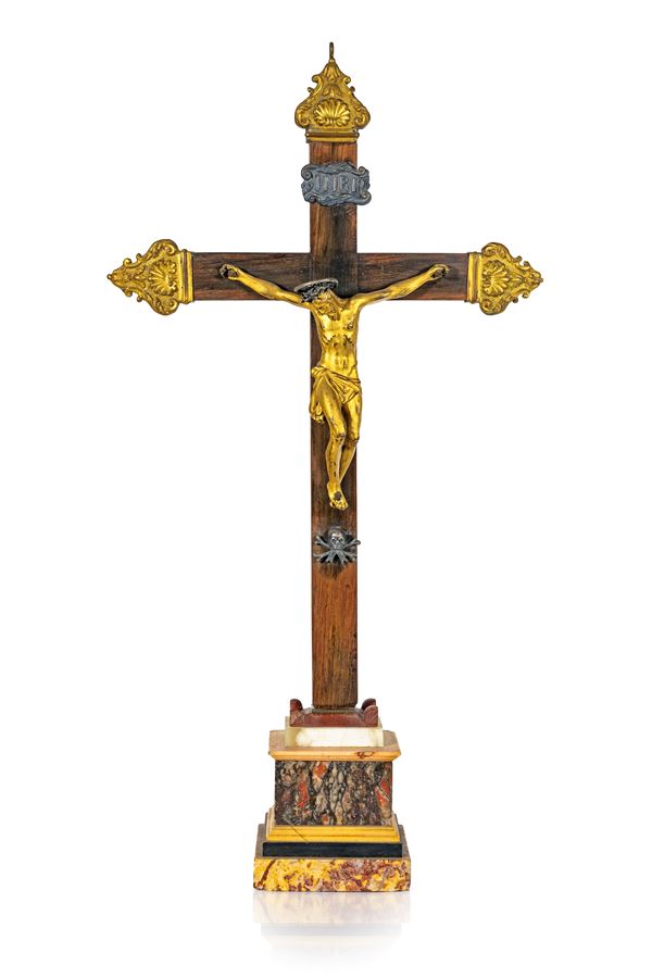 Crocifisso da altare in legno e bronzo dorato su base in marmi vari, XVIII secolo