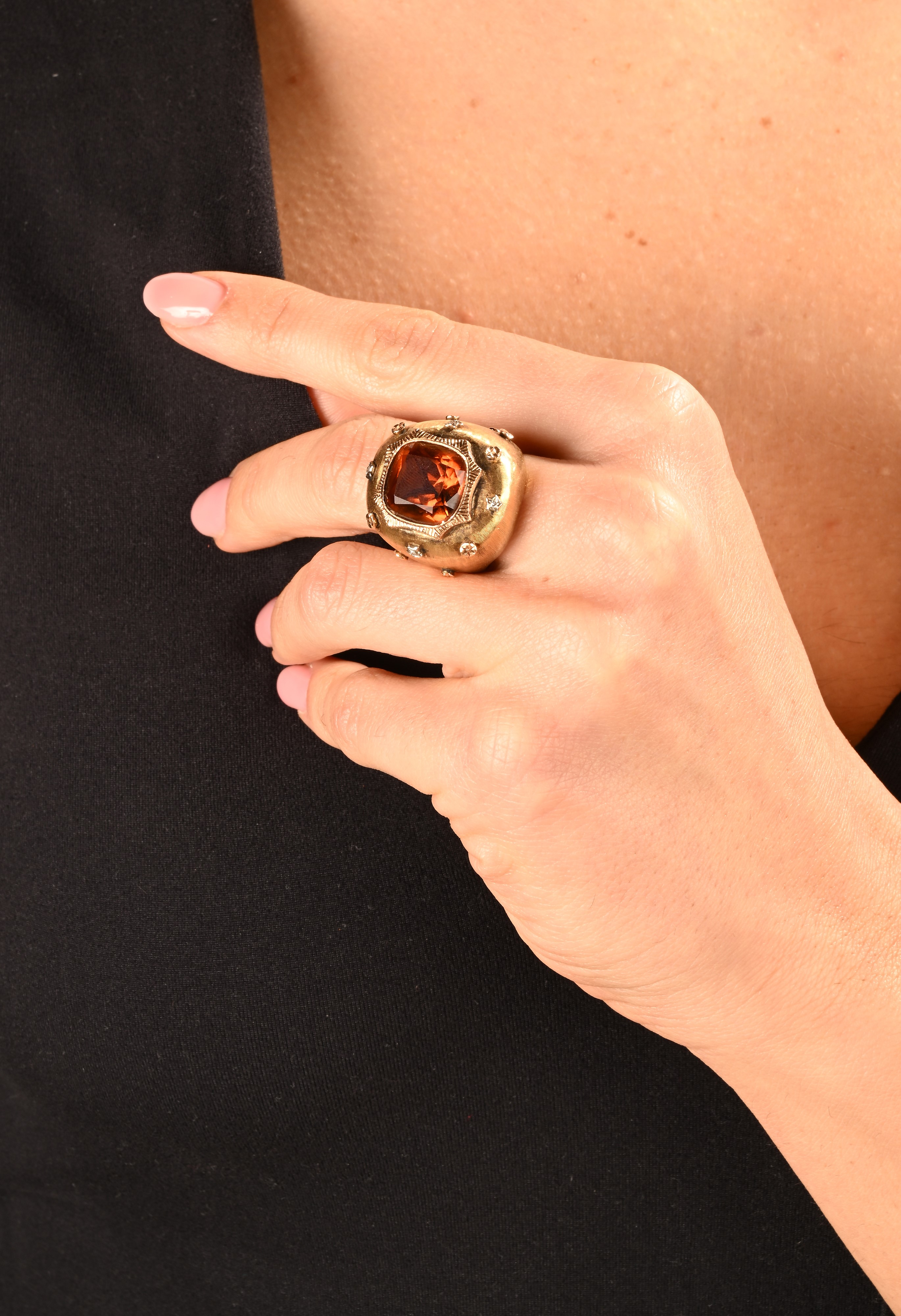 Anello a Cupola in Oro, Diamanti e Topazio