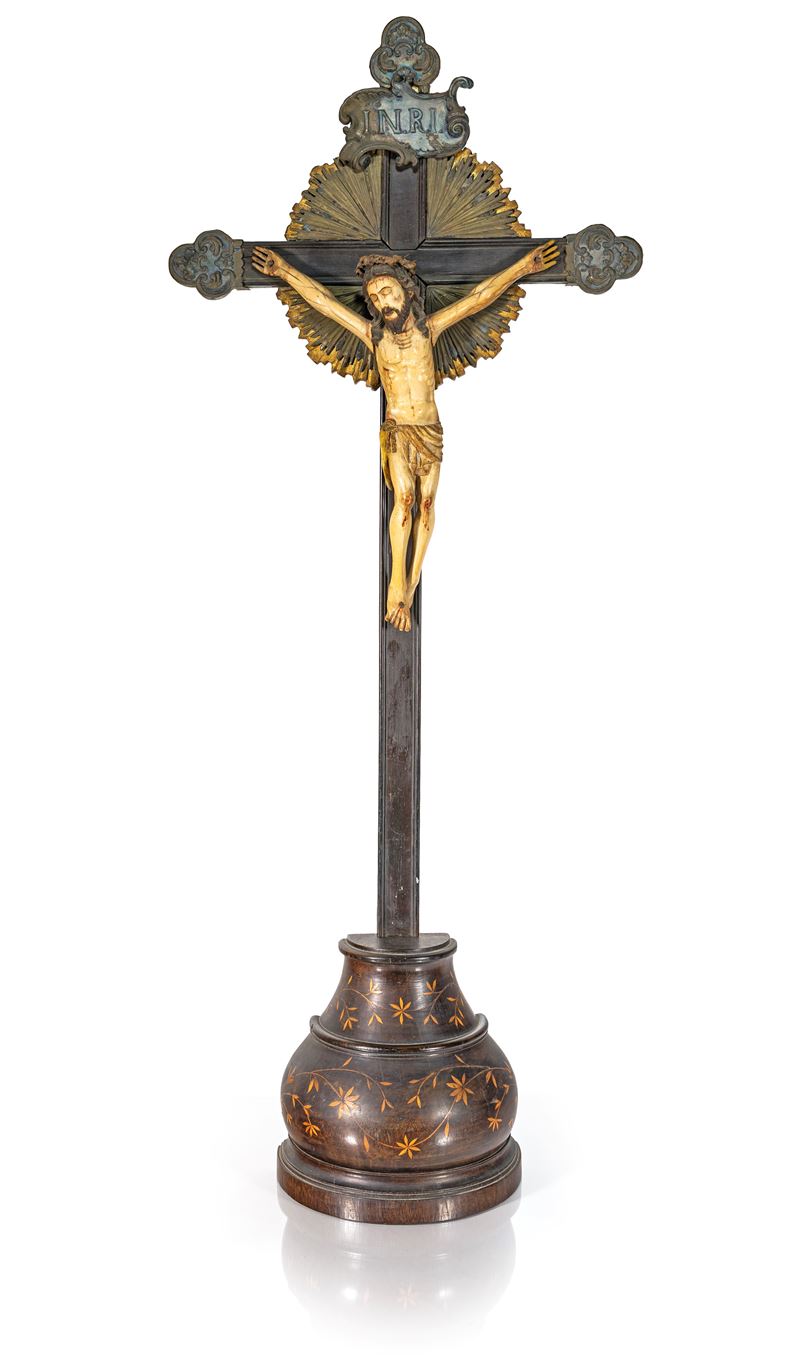 Cristo crocifisso in avorio dipinto su croce in legno con elementi in argento, Napoli e Goa, XVII...
