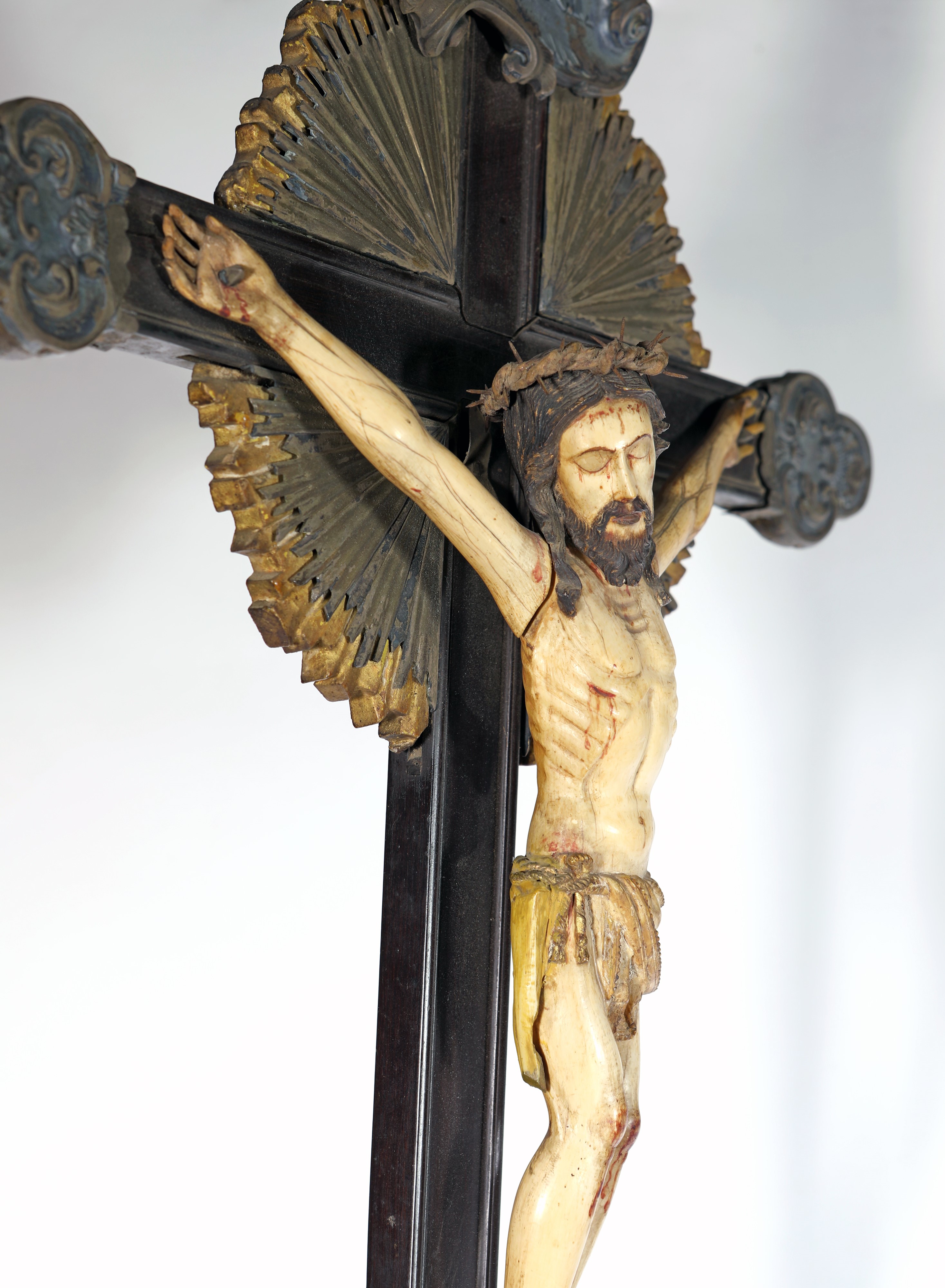 Cristo crocifisso in avorio dipinto su croce in legno con elementi in argento, Napoli e Goa, XVII...