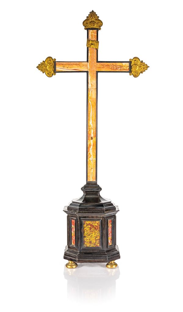 Croce da altare in legno ebanizzato lastronata in diaspro, XVIII secolo