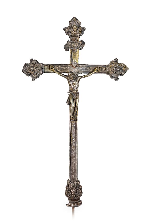 Croce astile argento e lamina d'argento sbalzata, XVII secolo