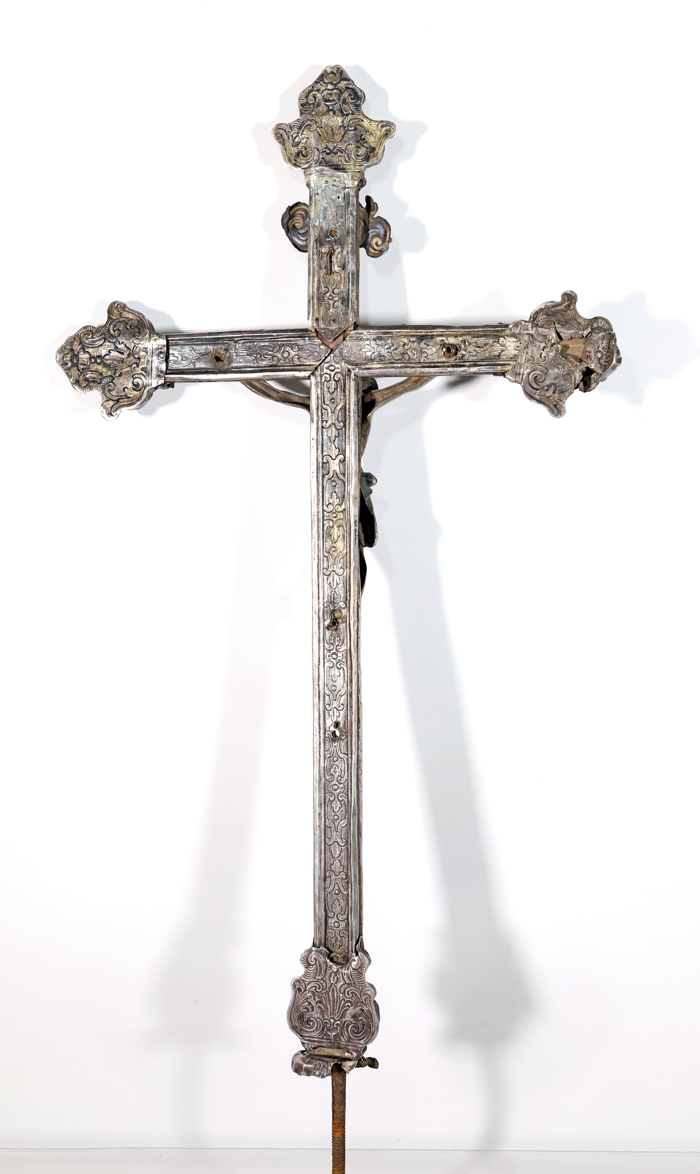 Croce astile argento e lamina d'argento sbalzata, XVII secolo