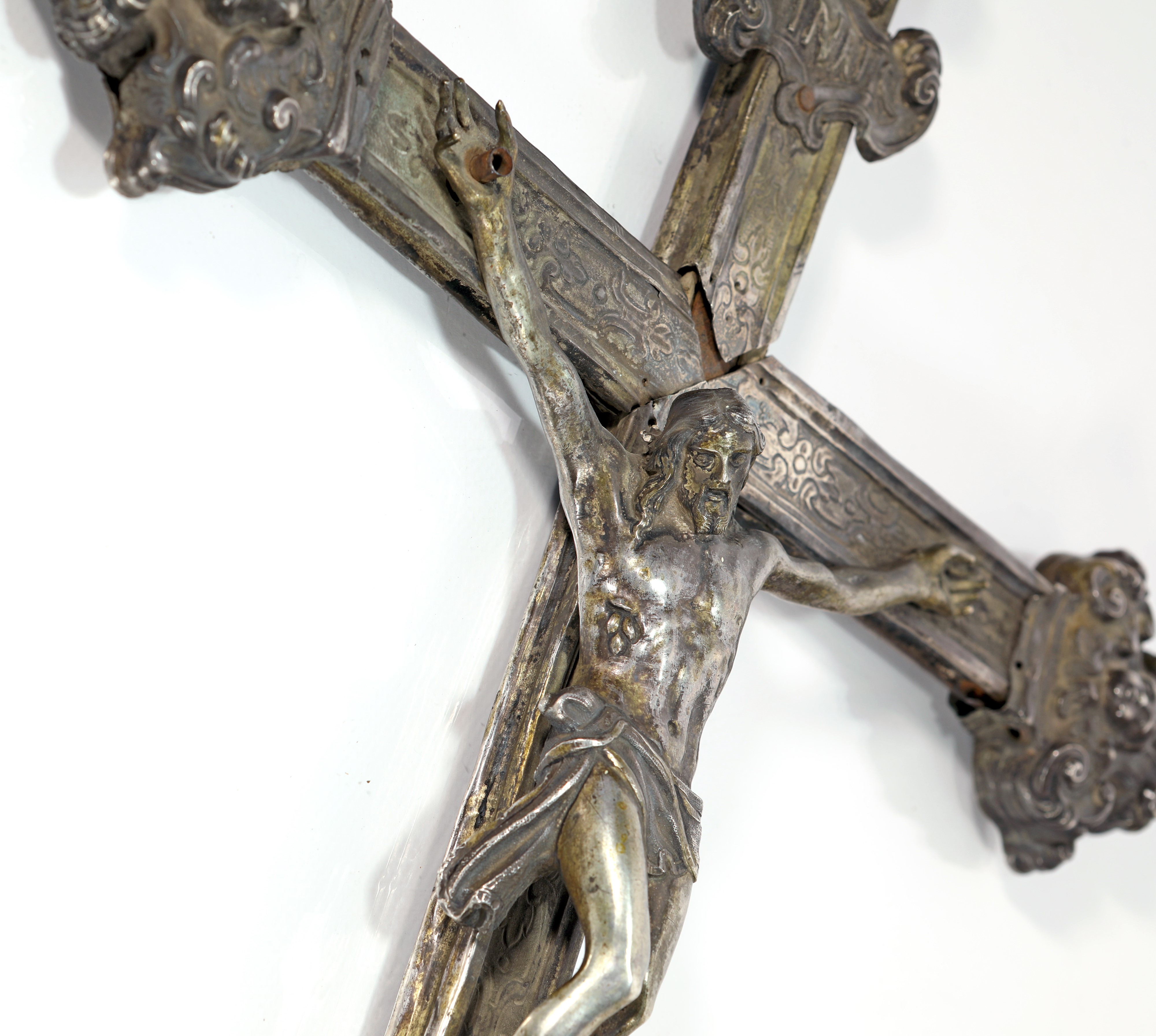 Croce astile argento e lamina d'argento sbalzata, XVII secolo