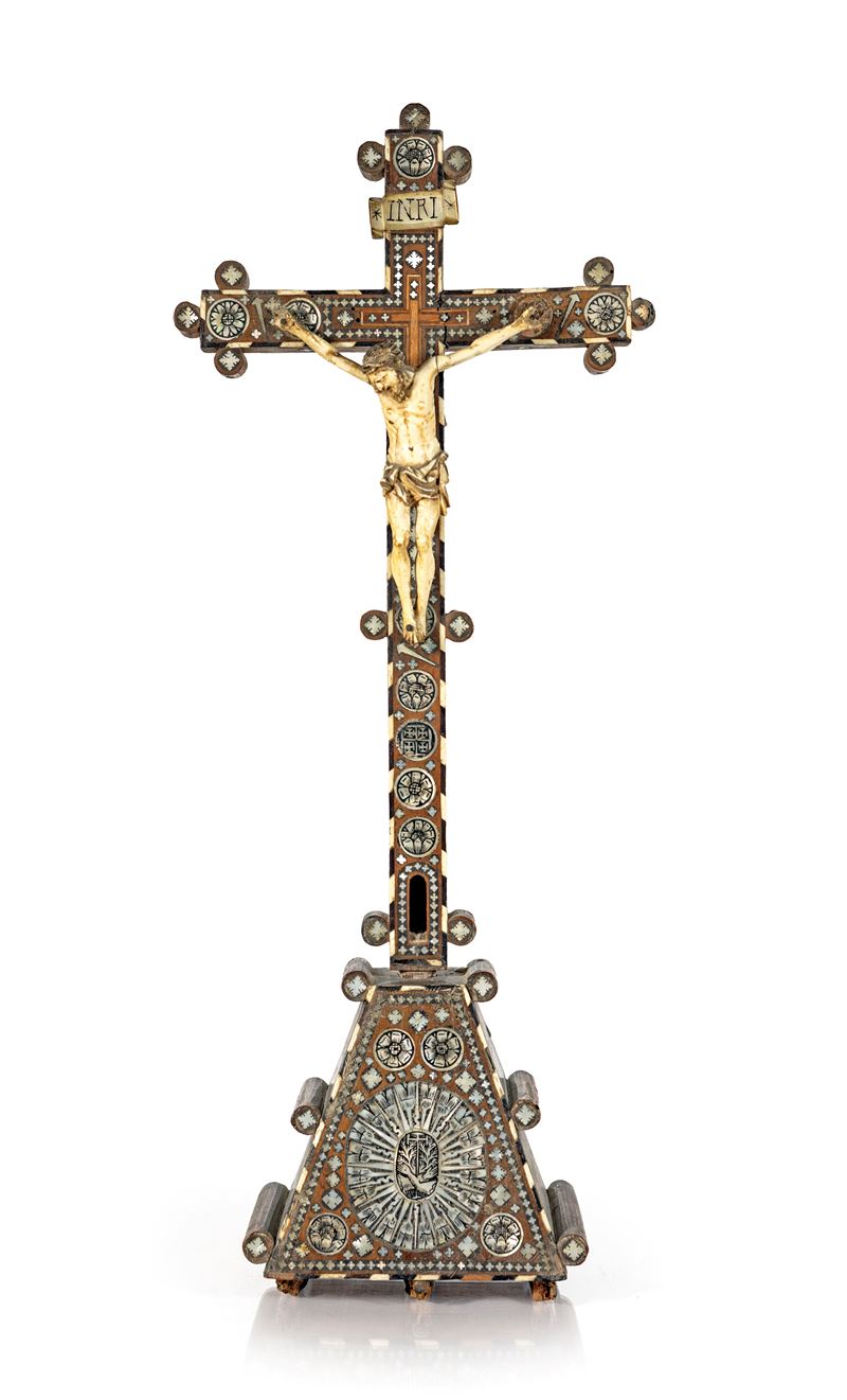 Cristo Crocifisso in Avorio su Croce da Tavolo in Legno e Madreperla, Terra Santa, XIX Secolo
