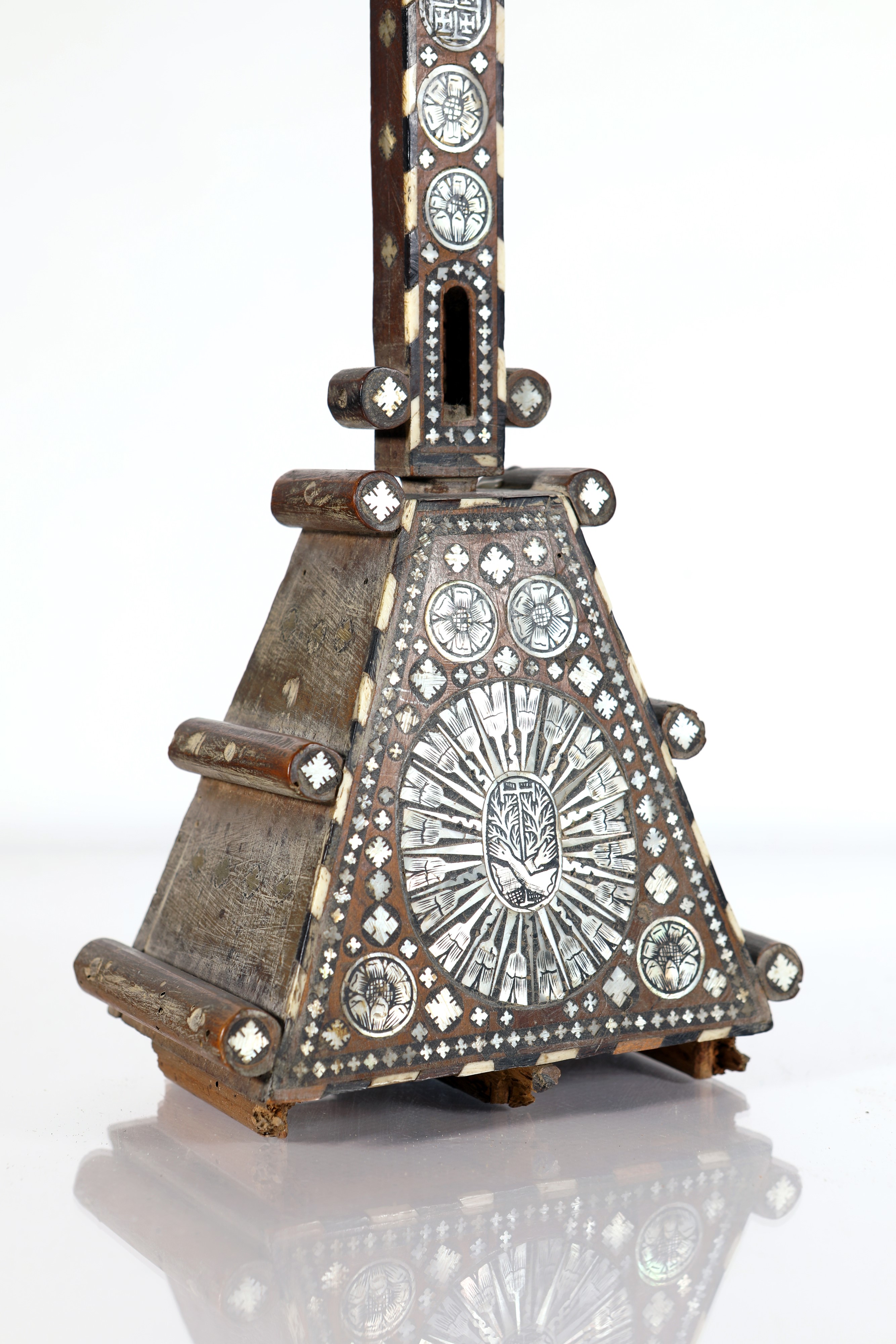 Cristo Crocifisso in Avorio su Croce da Tavolo in Legno e Madreperla, Terra Santa, XIX Secolo