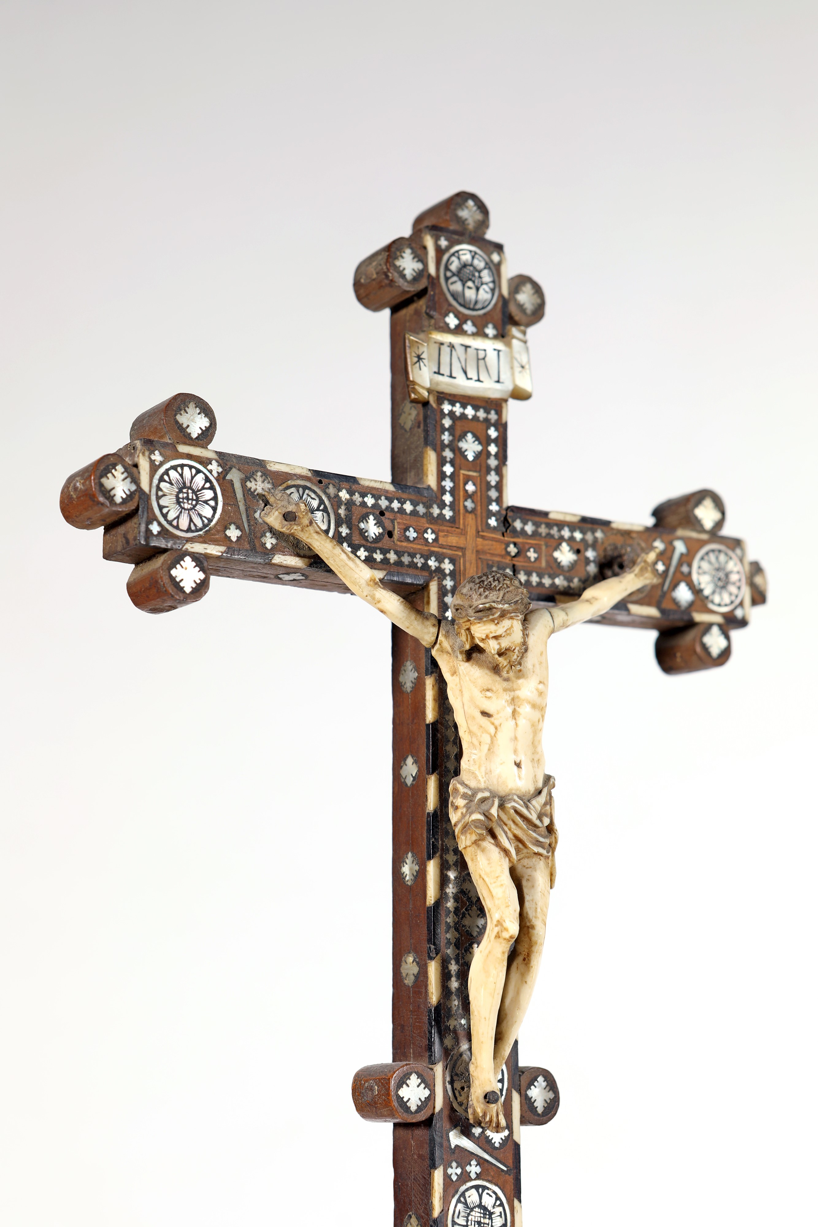 Cristo Crocifisso in Avorio su Croce da Tavolo in Legno e Madreperla, Terra Santa, XIX Secolo