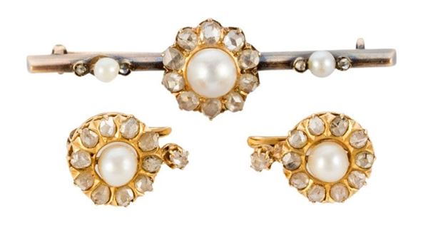 Coppia di orecchini  in oro giallo  monachella con perle e rose di diamanti, e spilla in oro giallo con perle e rose di diamanti