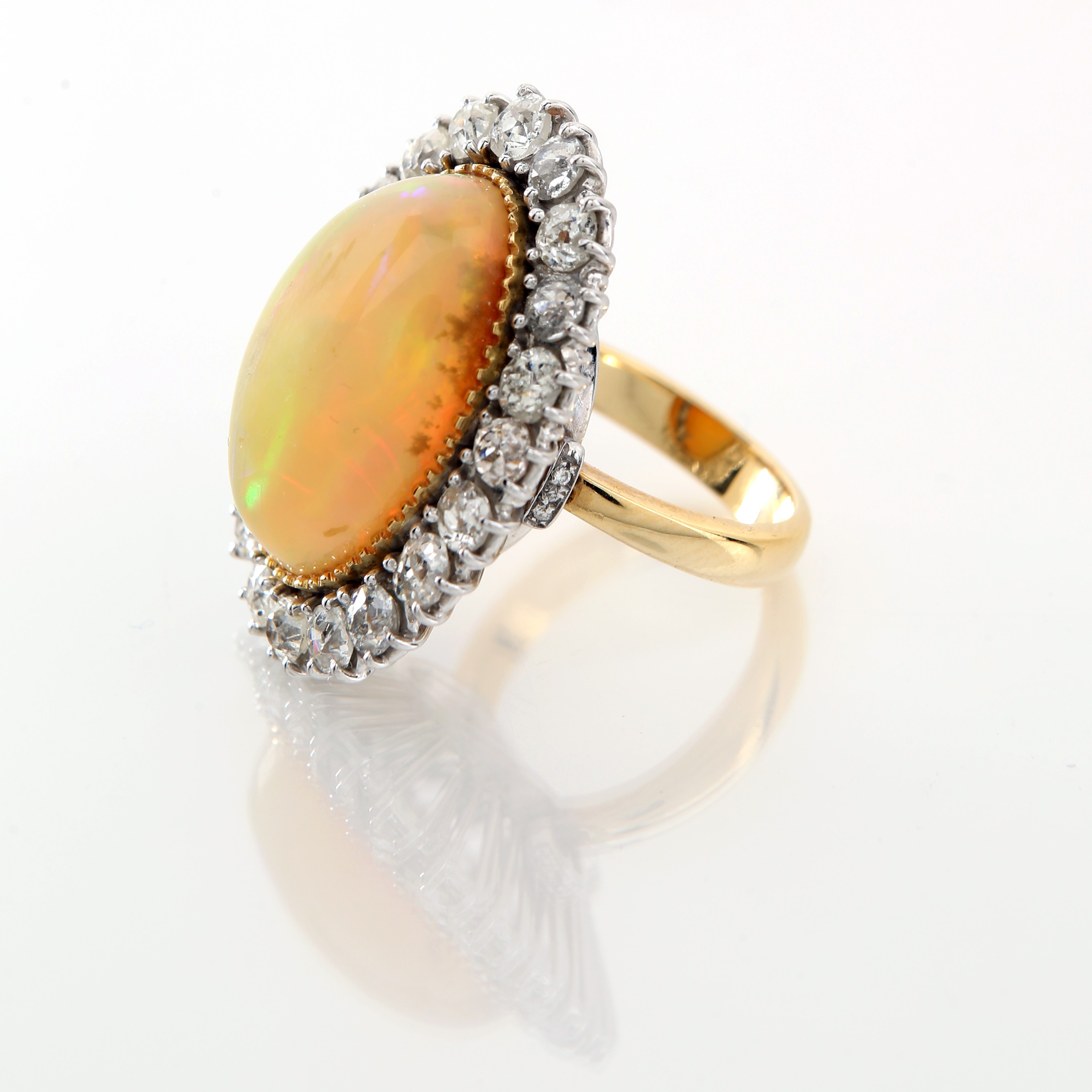 Anello in Oro, Opale e Brillanti