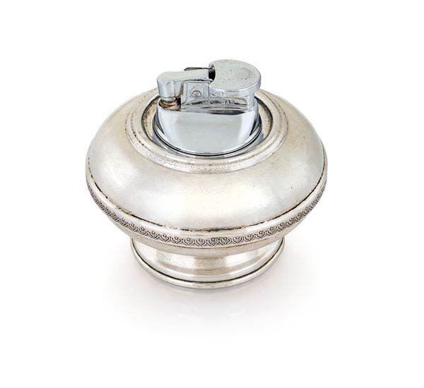 Accendino da tavolo di forma sferica schiacciata