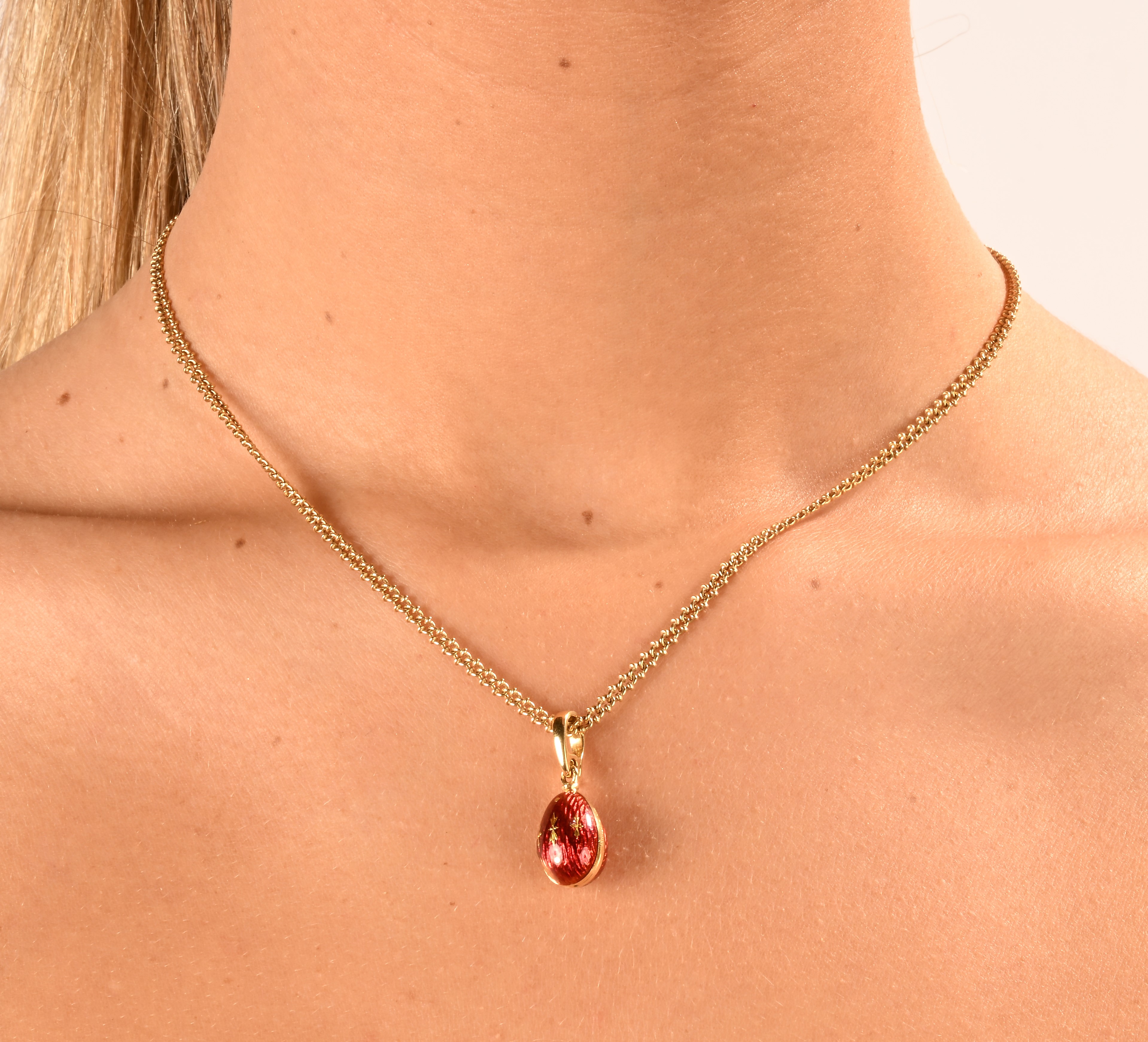 Fabergé Victor Mayer, Pendente con Catena in Oro e Smalto
