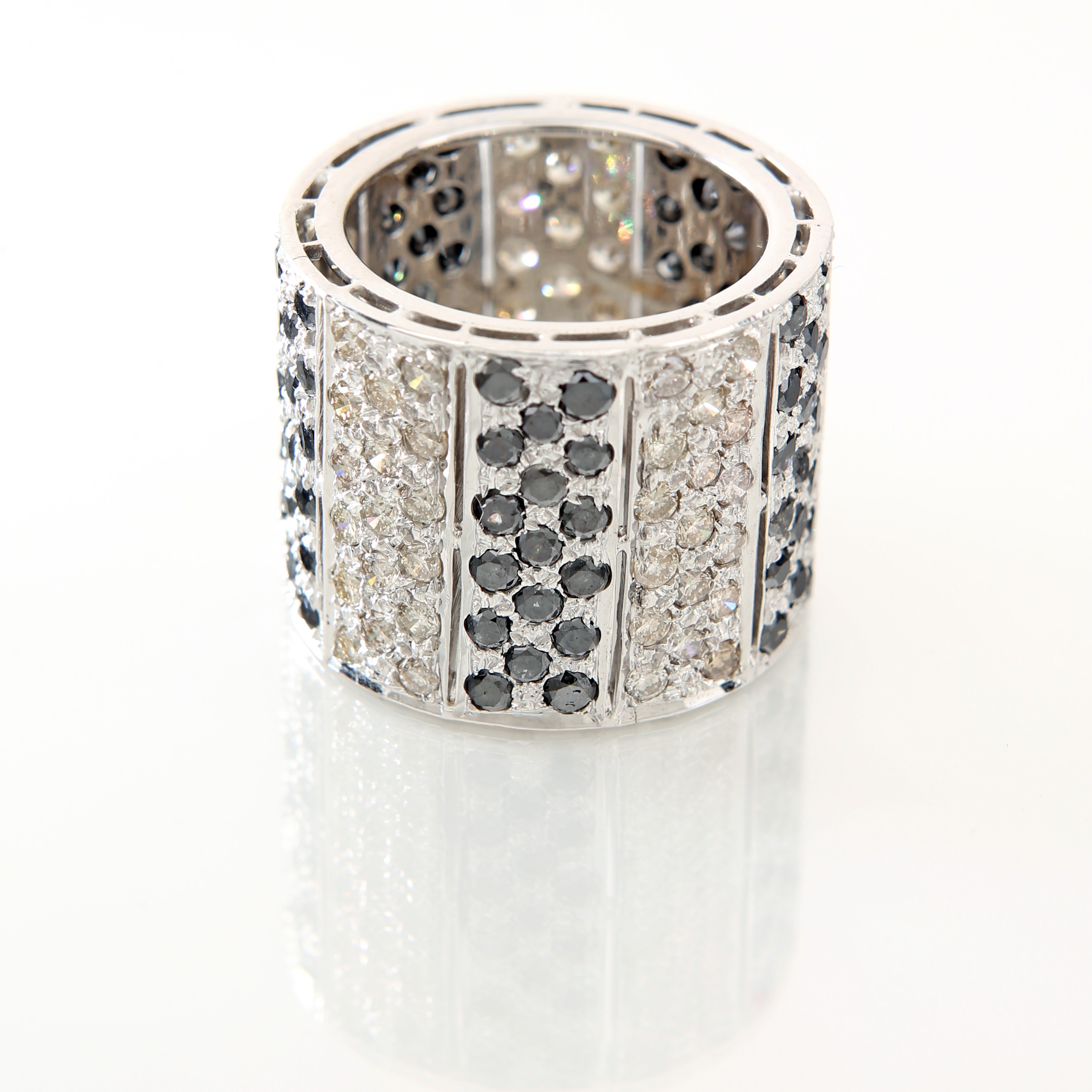 Anello Fascia a Giro in Oro Brillanti e Brillanti Neri