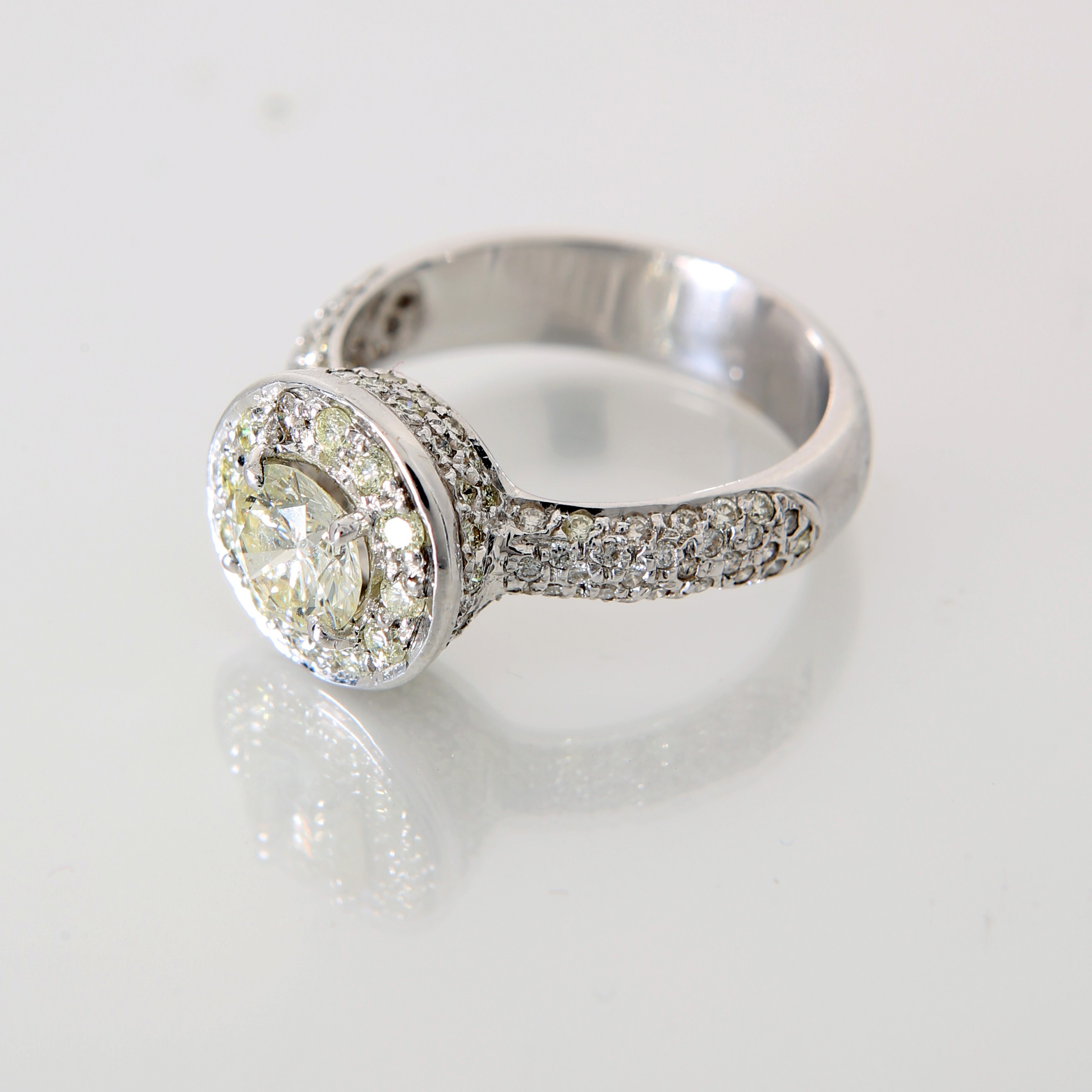 Anello in Oro, Brillante Solitario Centrale e Brillanti