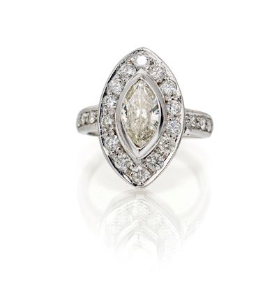 Anello in Oro, Diamante Centrale in Taglio Navette e Brillanti