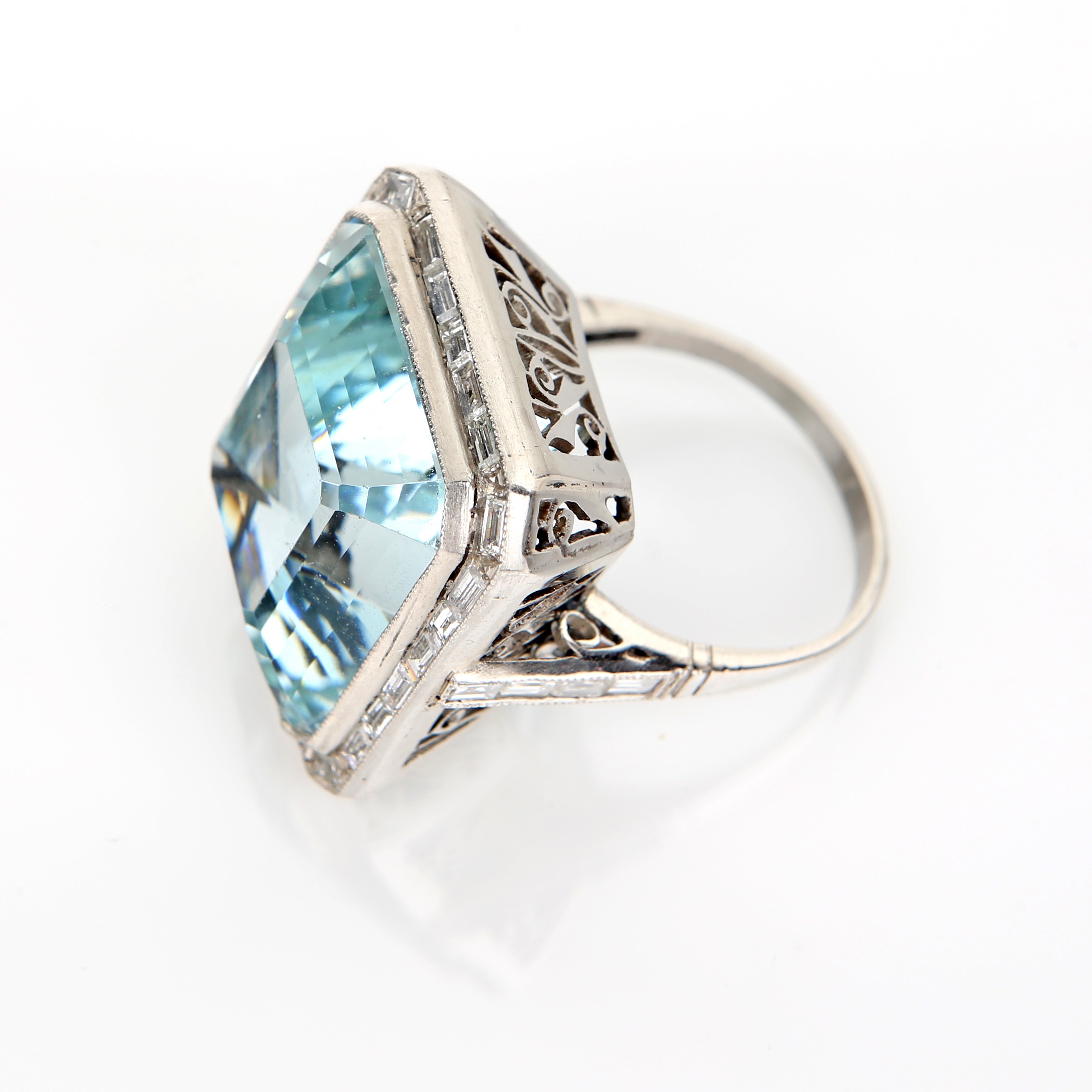 Anello Decò in Platino, Acquamarina e Baguettes