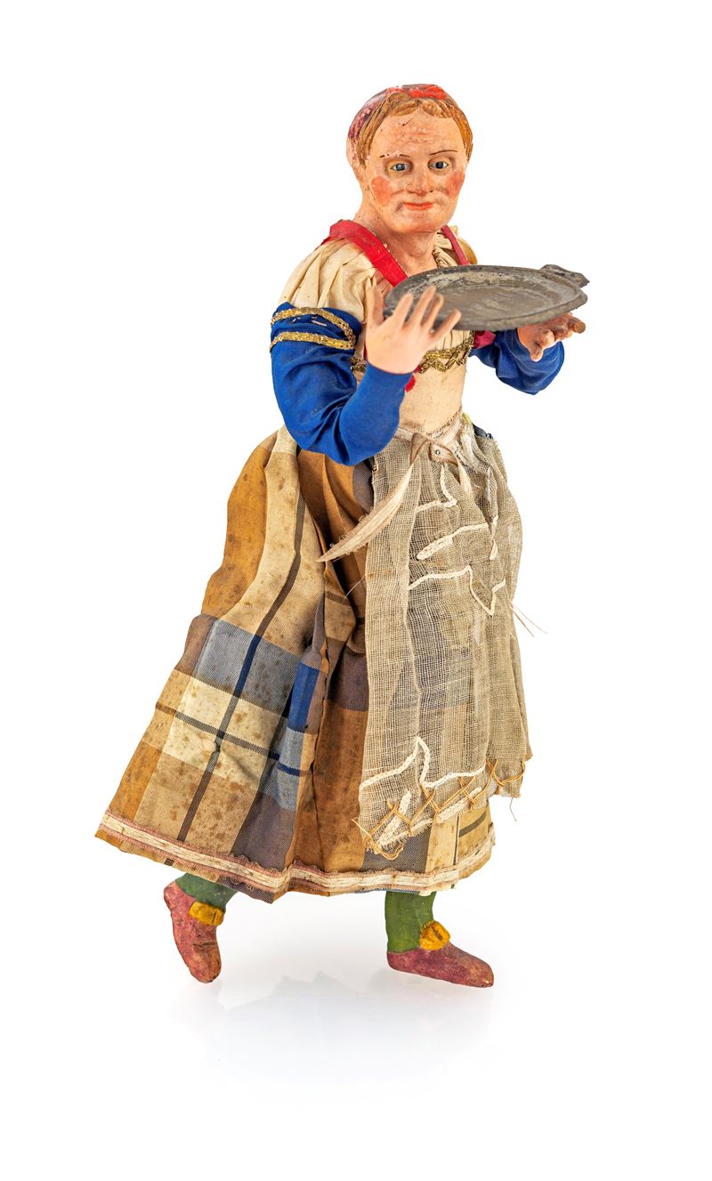 Popolana anziana con piatto da portata in metallo argentato