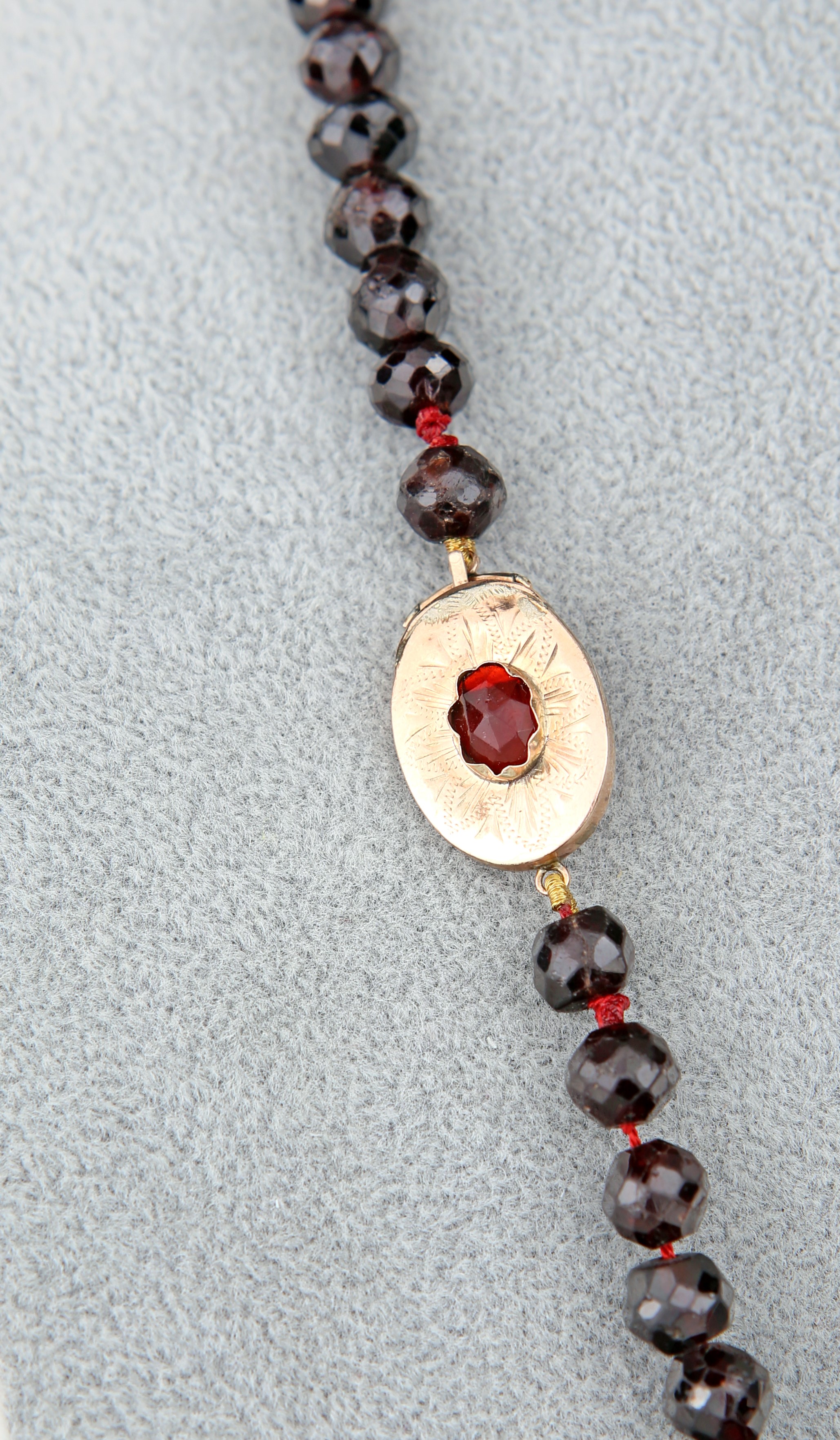 Collana ad un filo in oro e granati.