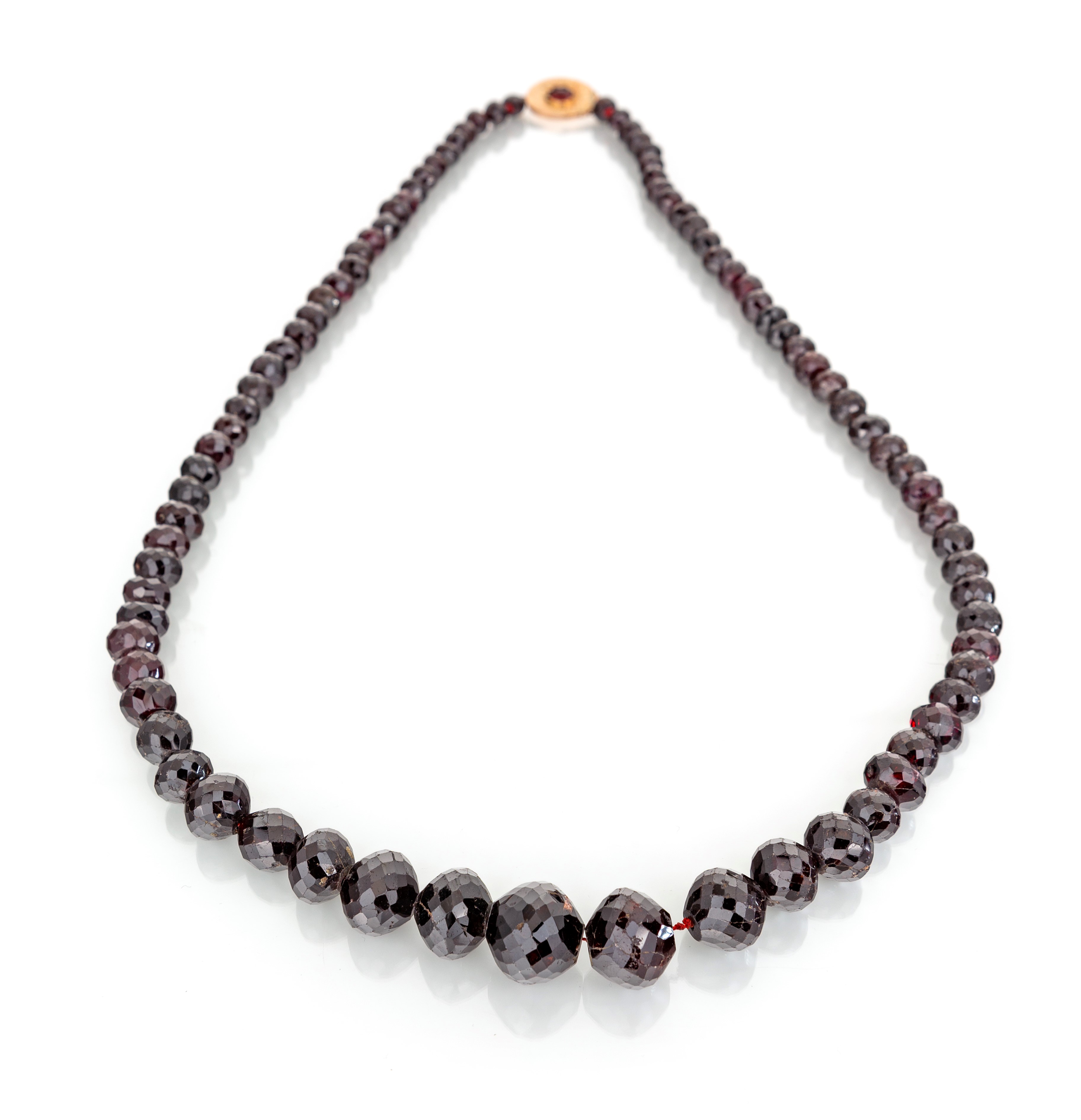 Collana ad un filo in oro e granati.