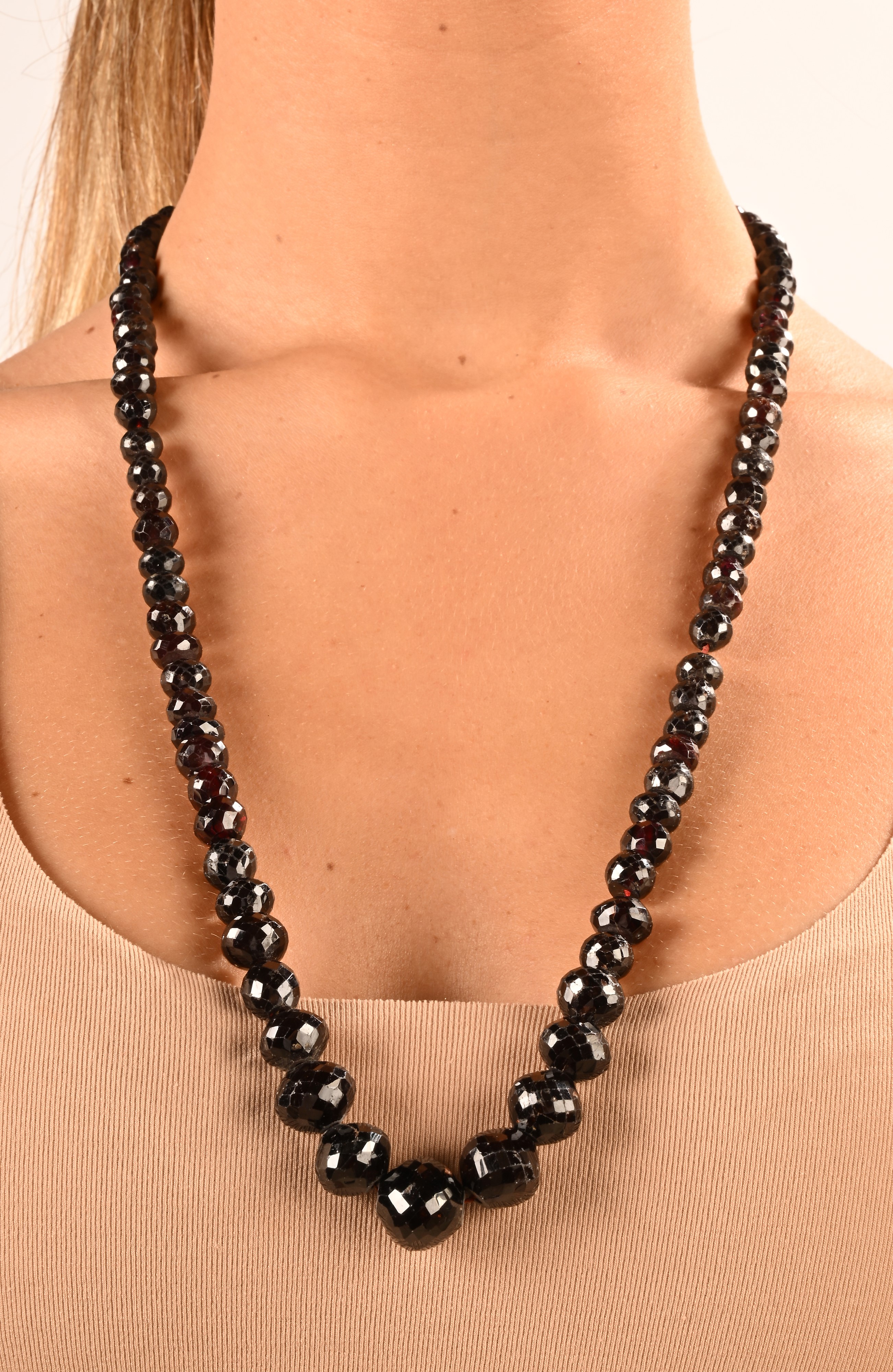 Collana ad un filo in oro e granati.