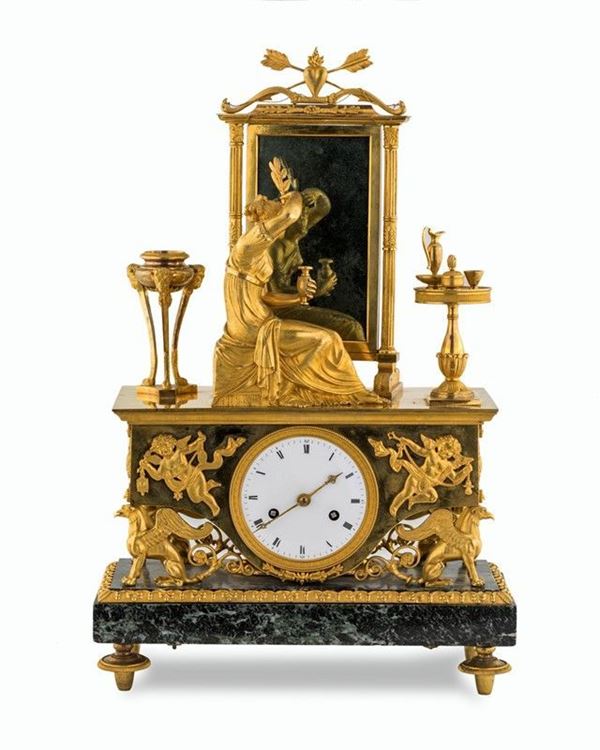 OROLOGIO DIRETTORIO IN BRONZO DORATO CON TOELETTA DI PSICHE CON BASE IN VERDE ANTICO, FRANCIA INIZIO DEL XIX SECOLO.