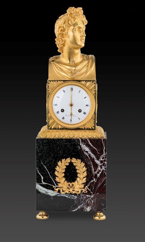 PENDOLA IN BRONZO DORATO CON BASE IN MARMO RAFFIGURANTE BUSTO DELL’APOLLO DEL BELVEDERE, FRANCIA, 1815 CIRCA