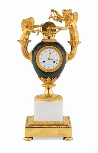 Orologio con Amore che Affila la Freccia