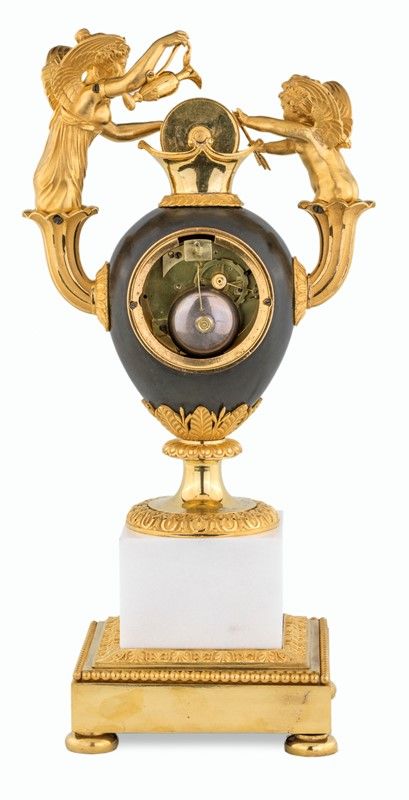 Orologio con Amore che Affila la Freccia