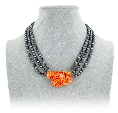 Collana in oro giallo 750/000 con corallo ed ematite