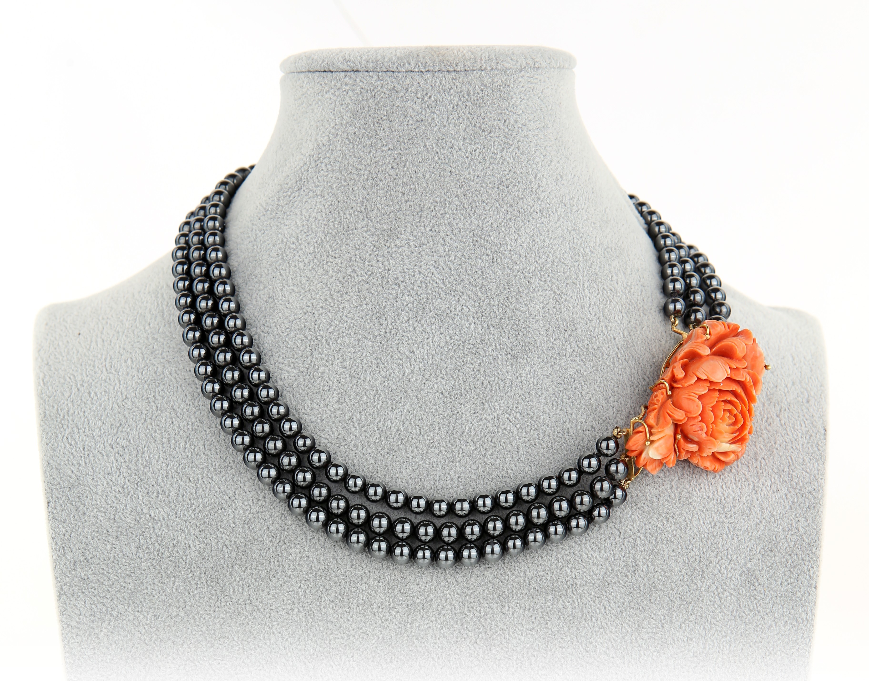 Collana in oro giallo 750/000 con corallo ed ematite